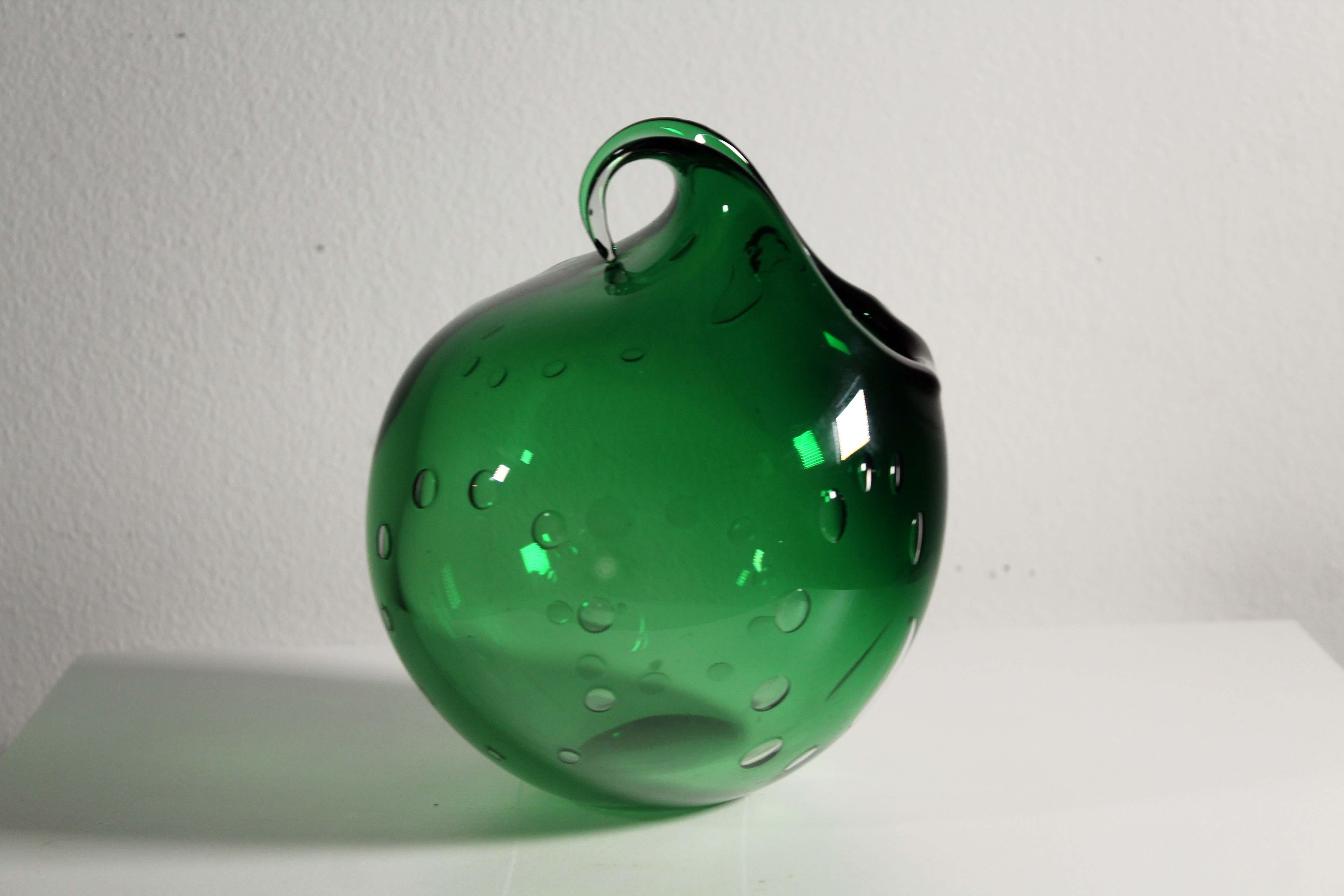 An artful Mid-Century Modern emerald, green colored glass vessel by Dutch artist Floris Meydam. Etched on the bottom. An organic, bulbous composition that has a futuristic tone. Meydam was a brilliant designer and was awarded a number of important
