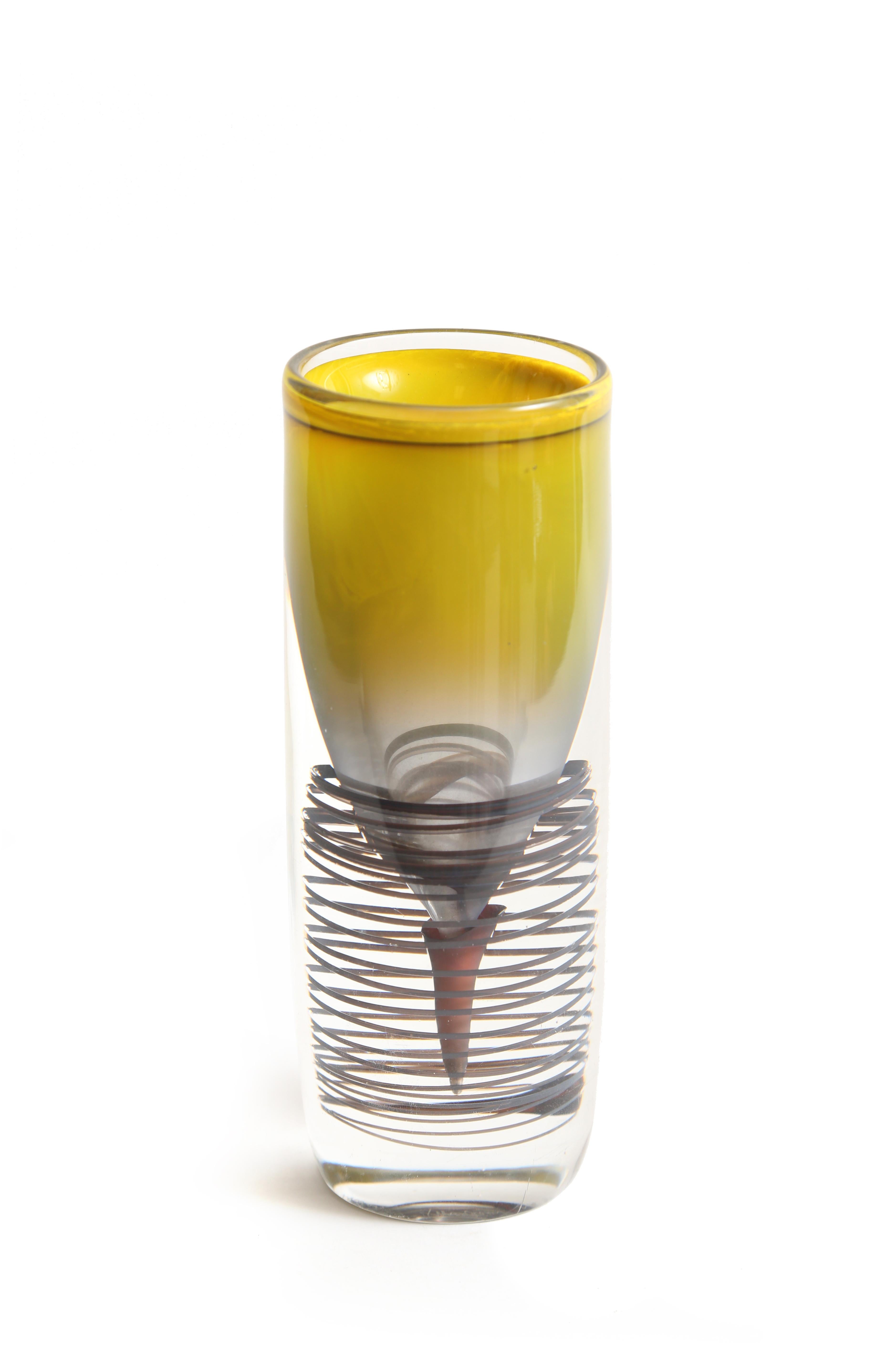 Un grande vaso disegnato da Floris Meydam per Leerdam Art Glass.
Firmato F Meydam/ Leerdam Unica MA542
Floris fu nominato responsabile del design di Leerdam e ricoprì questa posizione dal 1949 al 1984.