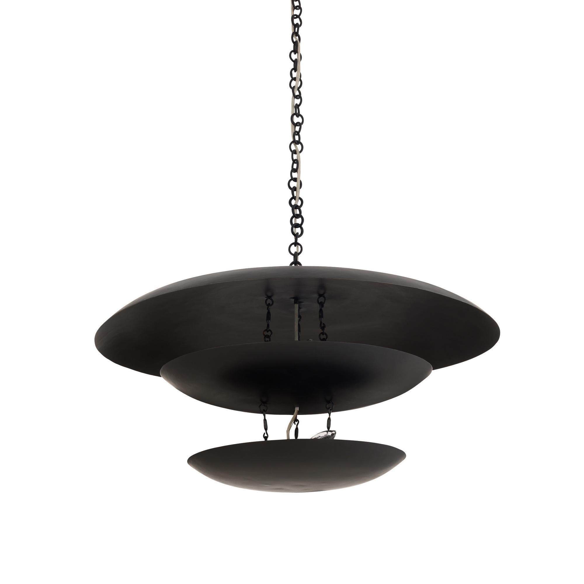 Estensione del classico lampadario Florko, questo design rinnovato in ferro annerito combina l'arte scultorea con un'estetica moderna e celestiale. La composizione a otto luci è caratterizzata da dischi di ferro curvi che sembrano fluttuare senza