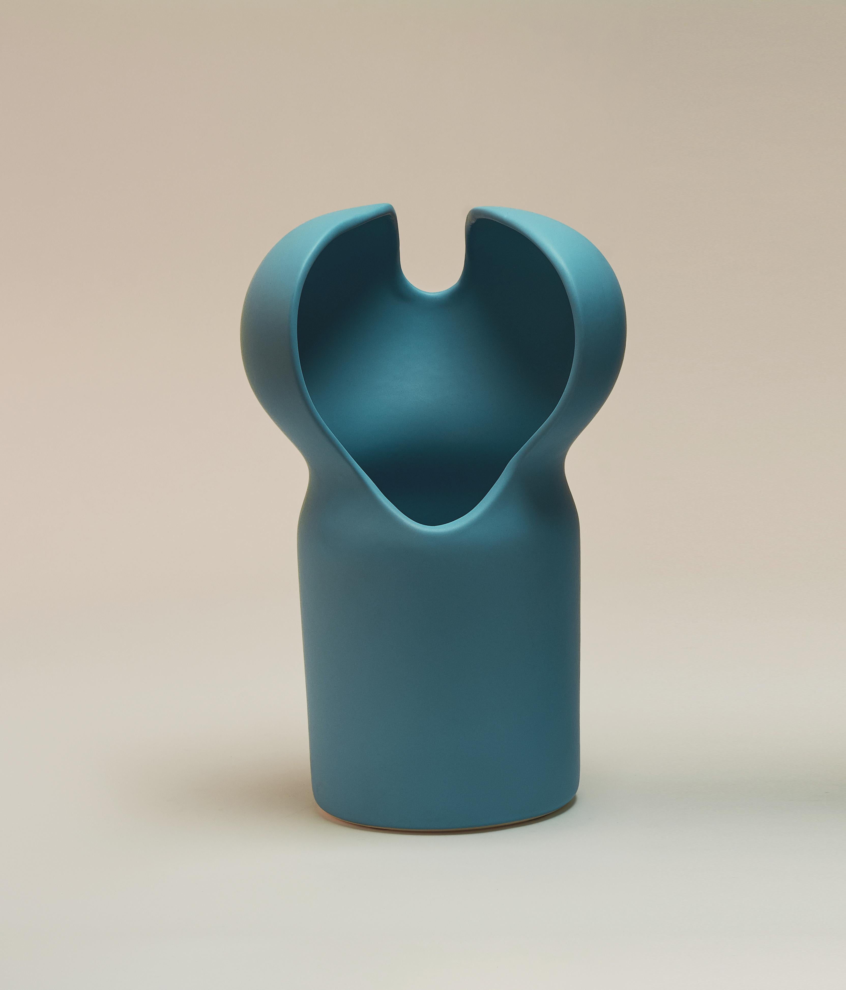 Floro-Vase von Lilia Cruz Corona Garduño
Abmessungen: B 18 x T 18 x H 31 cm
MATERIALIEN: Hochtemperatur-Keramik (Steinzeug) und keramische Glasur

Das Studio Platalea ist aus einer Leidenschaft für Kunst und Design entstanden. Wir finden es toll,