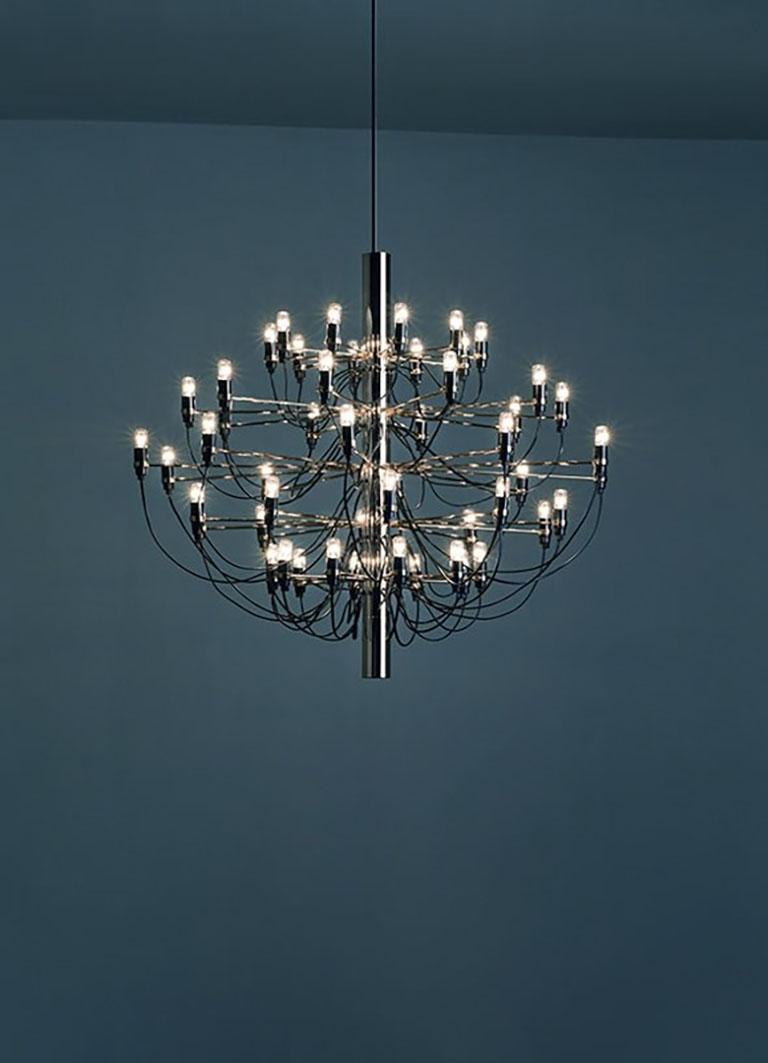 The 2097 chandelier was designed in 1958 by Gino Sarfatti for the Italian lighting manufacturer Flos. Here you see a true Classic among design chandeliers. A Classic and timelessly modern lustre! The 2097/30 chandelier is made of chrome and is