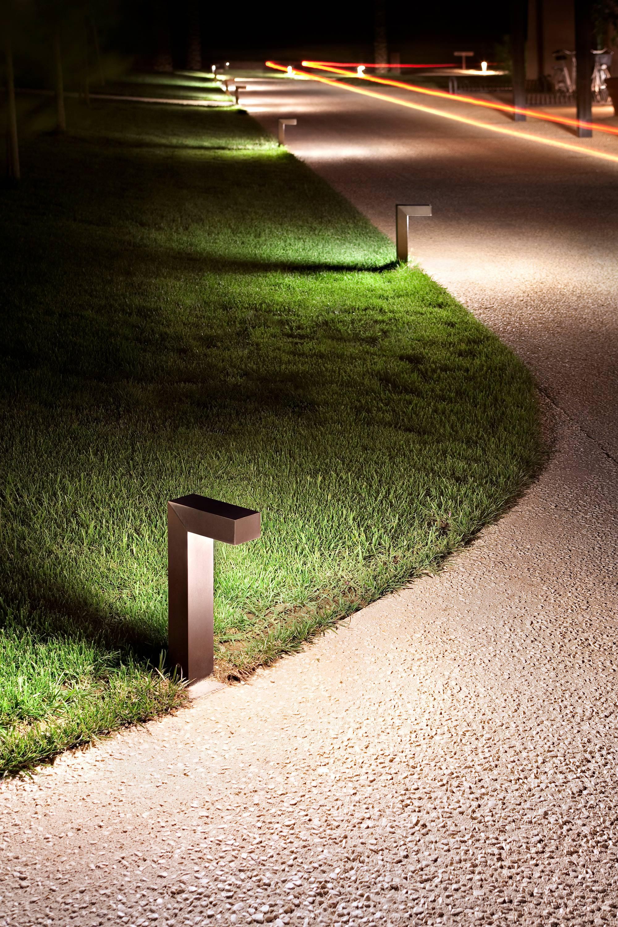 Part of the 45 ADJ family, the 45 ADJ LED 1 features the collection’s sleek and streamlined design, offering direct or indirect light to illuminate your outdoor space. The body, head and cap are extruded anti-corodal 6010 aluminum alloy with