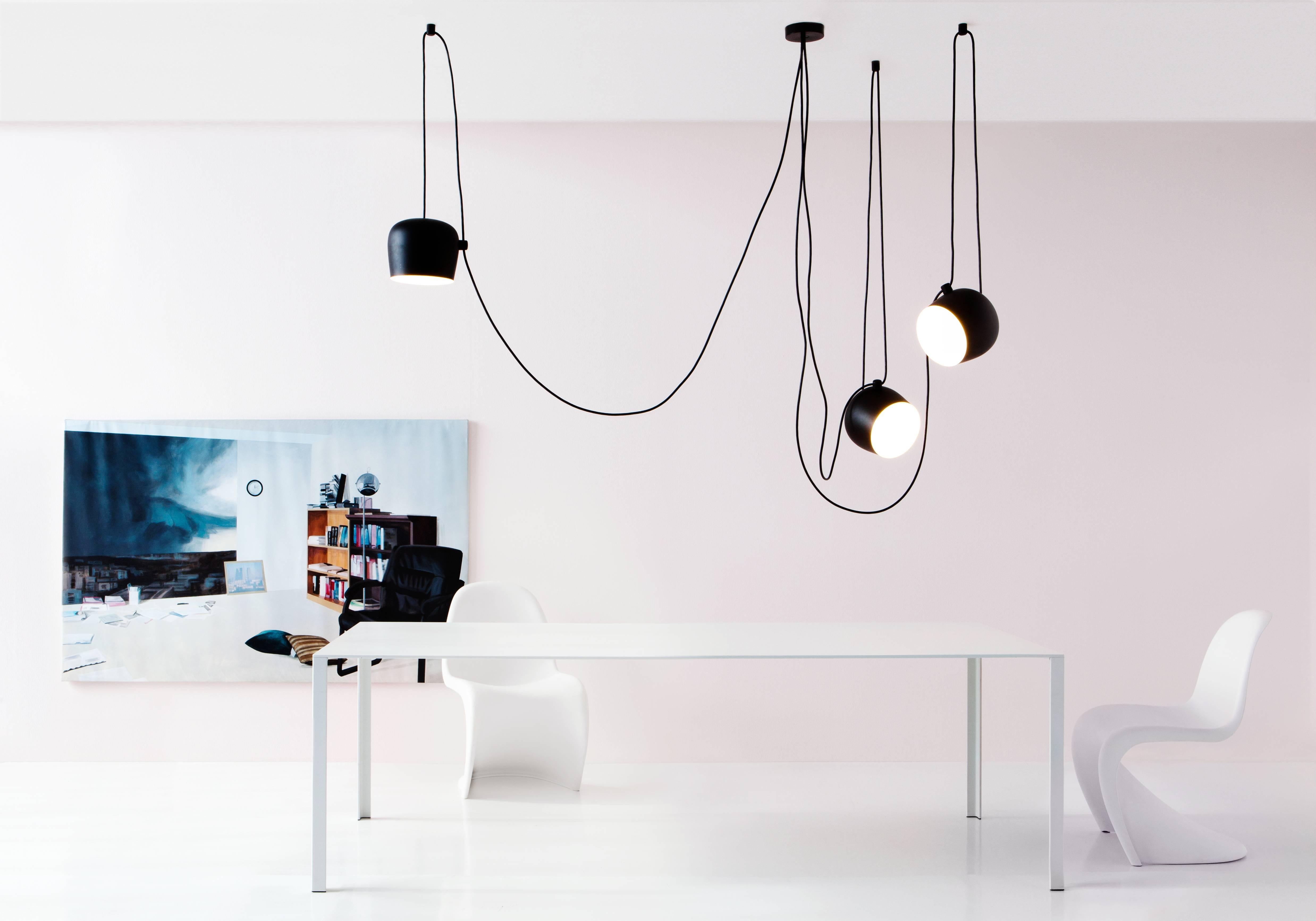 FLOS Aim Schwarzes Leuchtenset mit drei Lampen und Baldachin von Ronan & Erwan Bouroullec

Die 2010 von den Gebrüdern Bouroullec entworfene Deckenleuchte AIM ist ein Design, das sich auf das Wesentliche - und Schöne - reduziert. Diese innovative