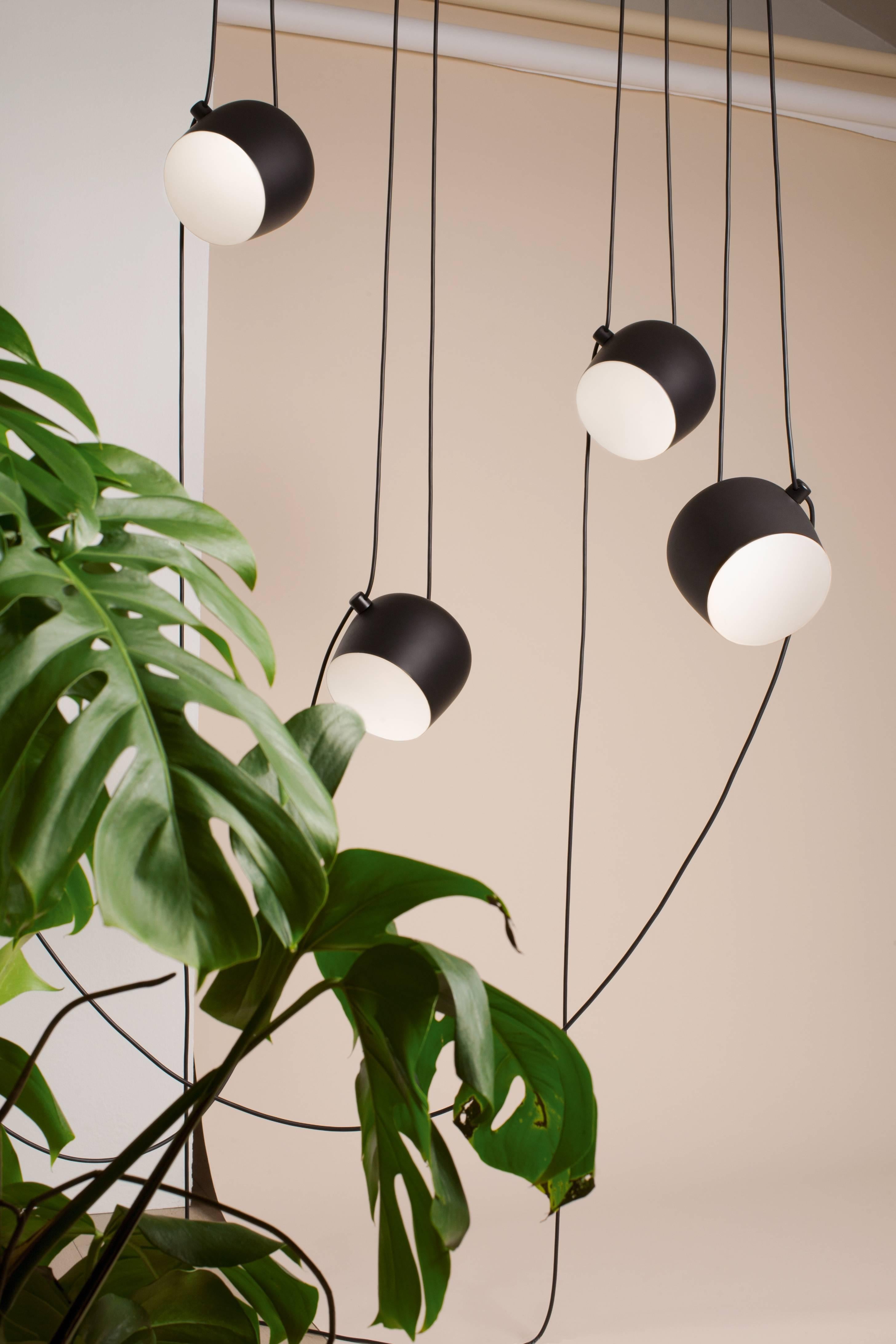 FLOS Aim Kleines schwarzes Leuchtenset mit fünf Lampen und Baldachin von Ronan & Erwan Bouroullec

Die 2010 von den Brüdern Bouroullec entworfene Deckenleuchte AIM ist ein Design, das sich auf seine grundlegendste - und schönste - Essenz reduziert.