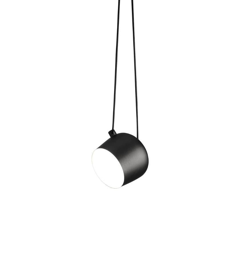 FLOS AIM Piccola lampada a sospensione cablata in nero di Ronan and Erwan Bouroullec

Come le altre della famiglia AIM creata dai fratelli Bouroullec nel 2010, la plafoniera AIM-Small è un design ridotto alla sua essenza più semplice e bella. Questa
