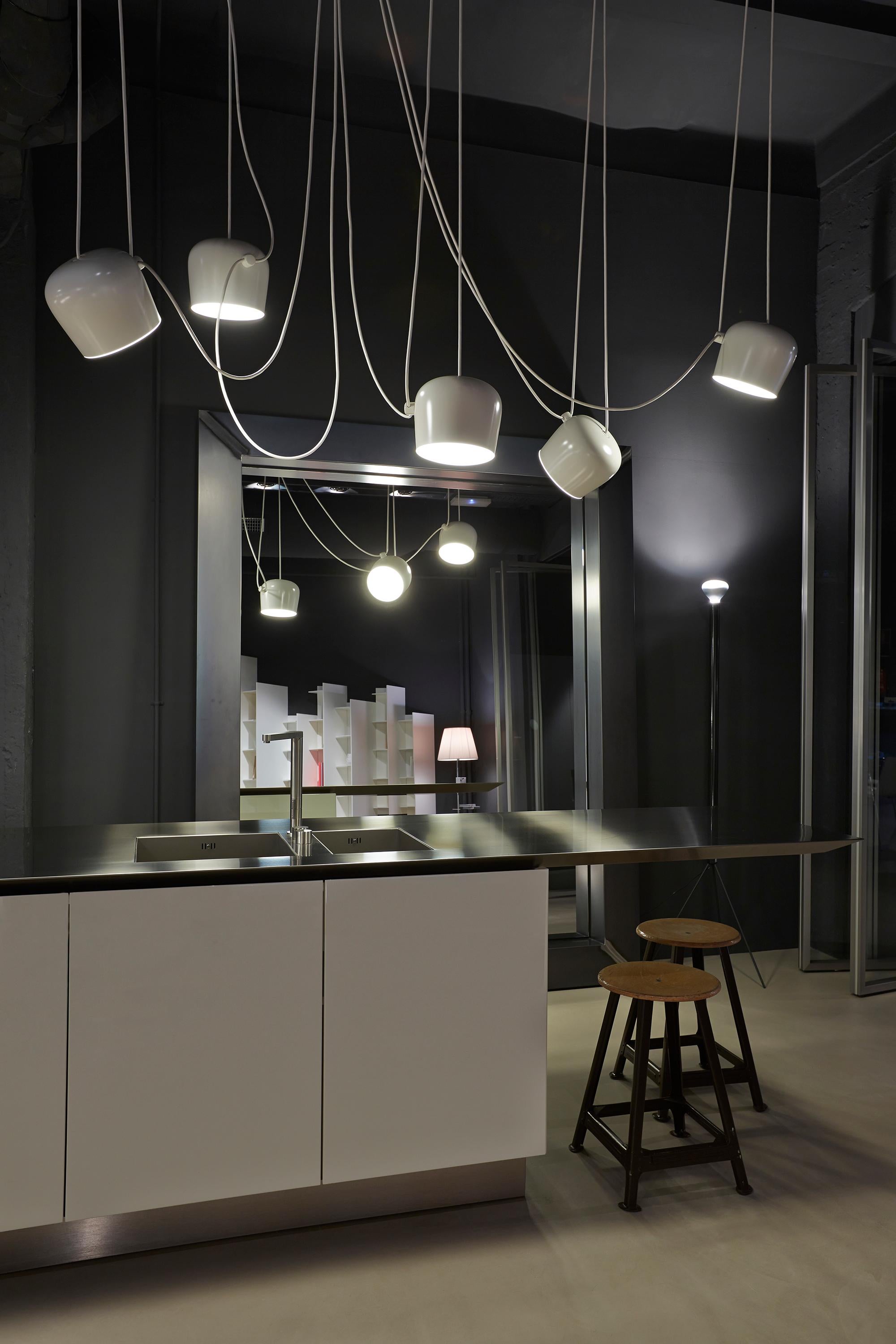 Come le altre della famiglia AIM creata dai fratelli Bouroullec nel 2010, la plafoniera AIM-Small è un design ridotto alla sua essenza più semplice e bella. Questa innovativa forma di illuminazione a sospensione moderna è realizzata con una lastra