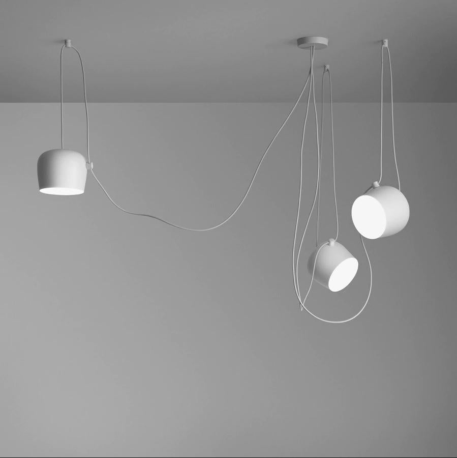 FLOS Aim Weißes Leuchtenset mit drei Lampen und Baldachin von Ronan & Erwan Bouroullec

Die 2010 von den Gebrüdern Bouroullec entworfene Deckenleuchte AIM ist ein Design, das sich auf das Wesentliche - und Schöne - reduziert. Diese innovative Form