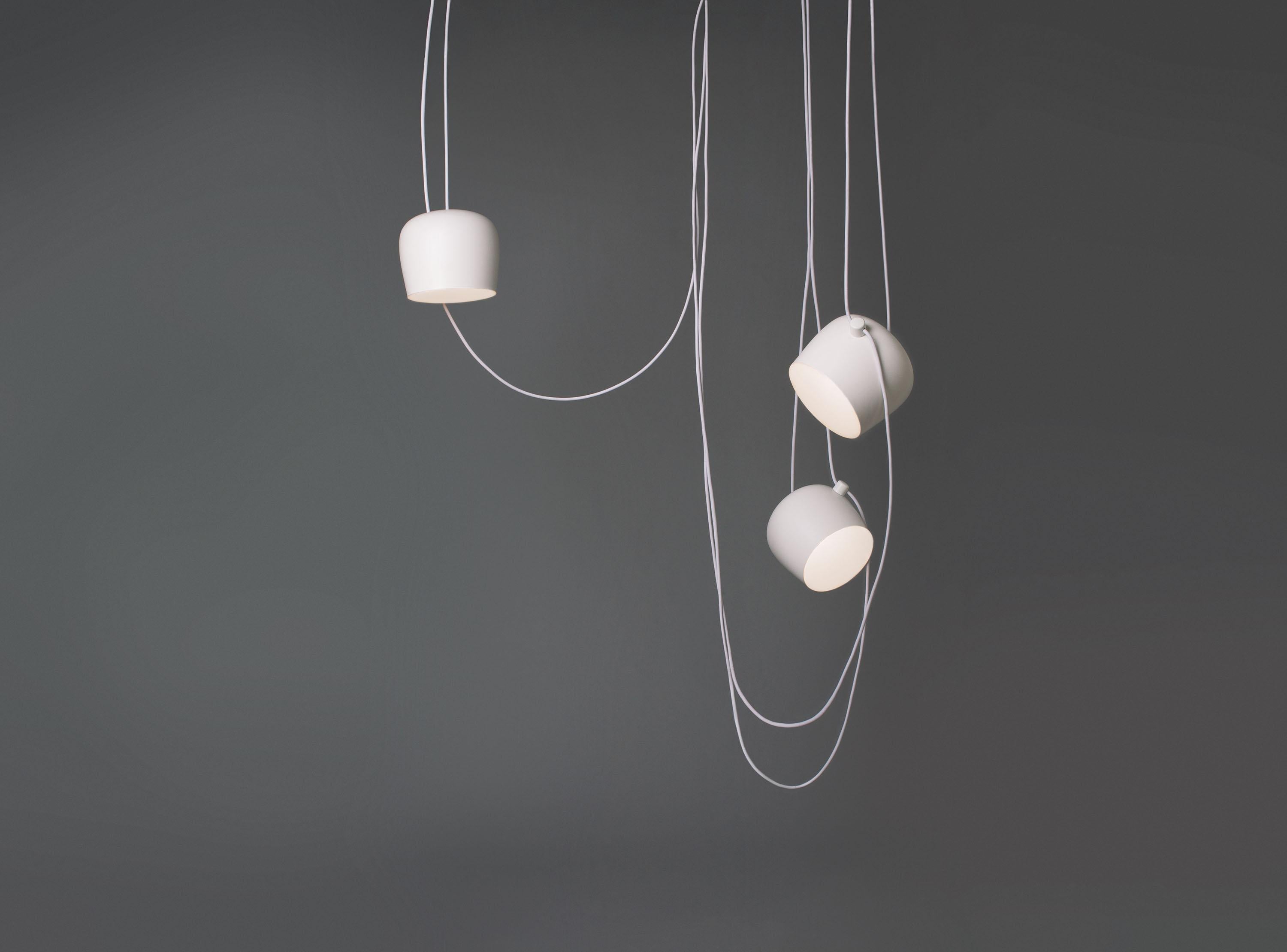 Moderno Bouroullec Ciondolo moderno bianco Aim Set di tre luci con baldacchino per FLOS, in stock in vendita