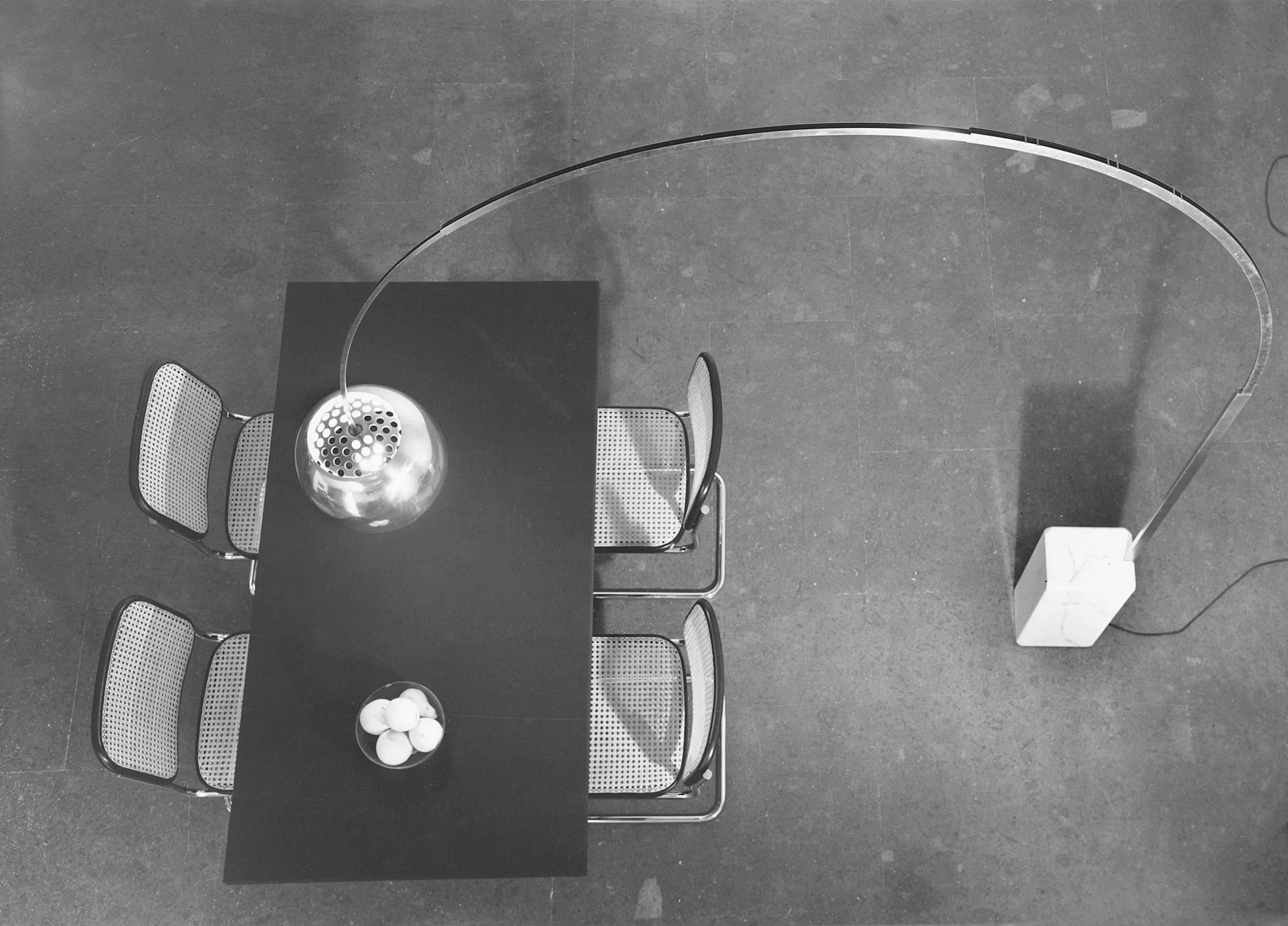 Moderne Stehlampe Castiglioni Arco aus Edelstahl und Marmor mit Bogen, FLOS, auf Lager (21. Jahrhundert und zeitgenössisch) im Angebot