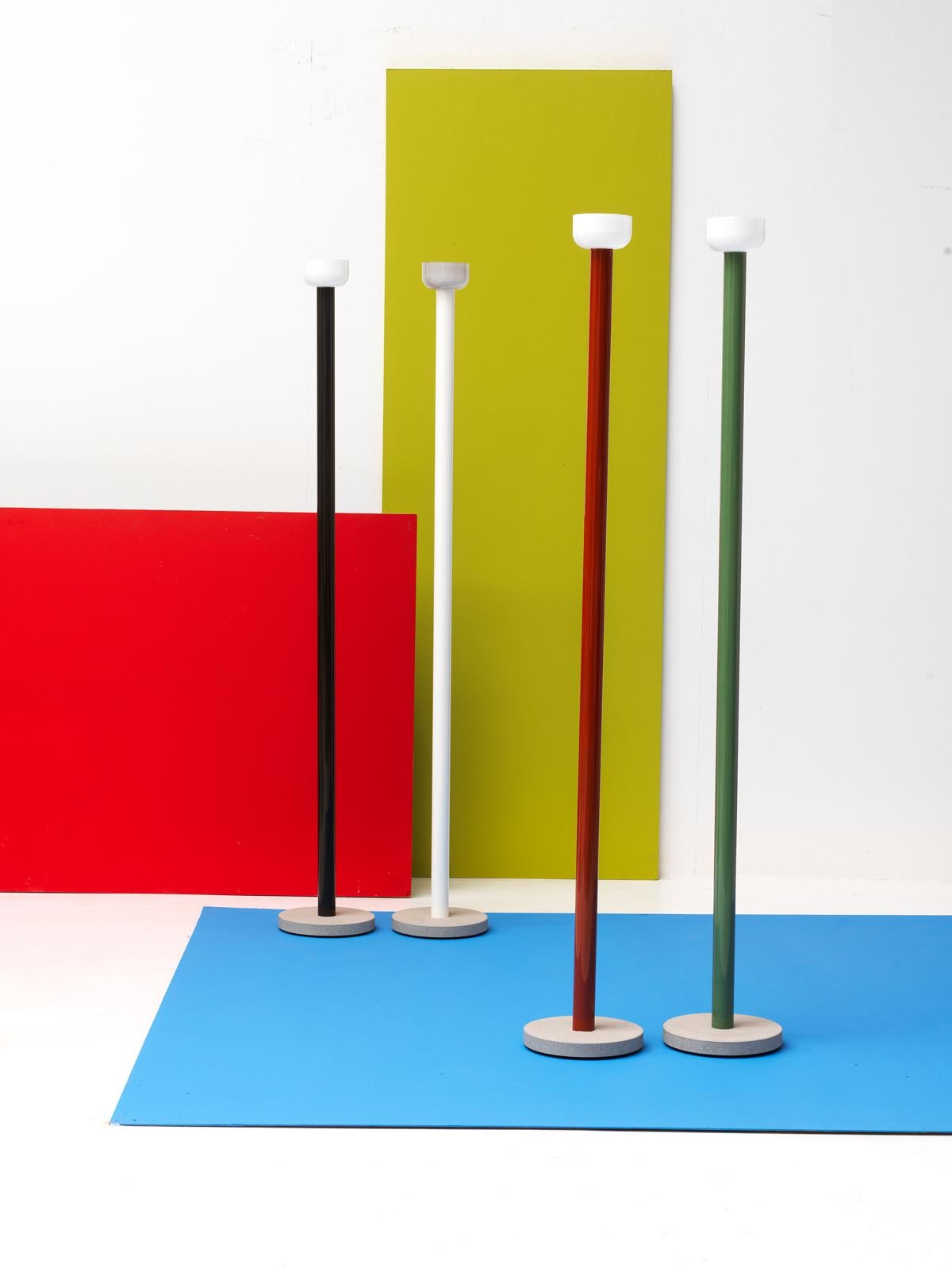 XXI secolo e contemporaneo Lampada da terra Bellhop di Flos con corpo marrone e diffusore bianco in vendita