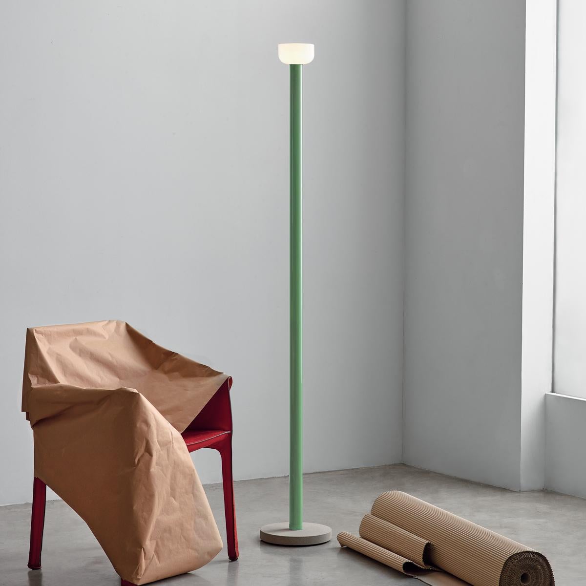 Lampadaire Flos Bellhop à corps vert avec diffuseur blanc Excellent état - En vente à Brooklyn, NY