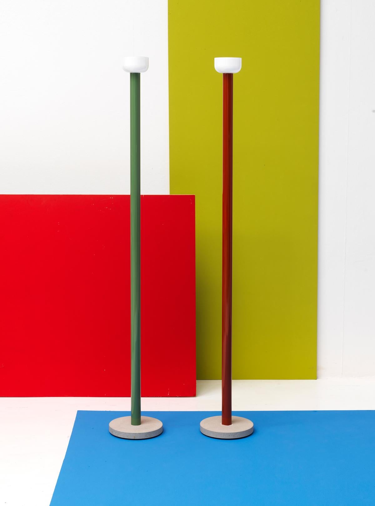 XXIe siècle et contemporain Lampadaire Flos Bellhop à corps vert avec diffuseur blanc en vente