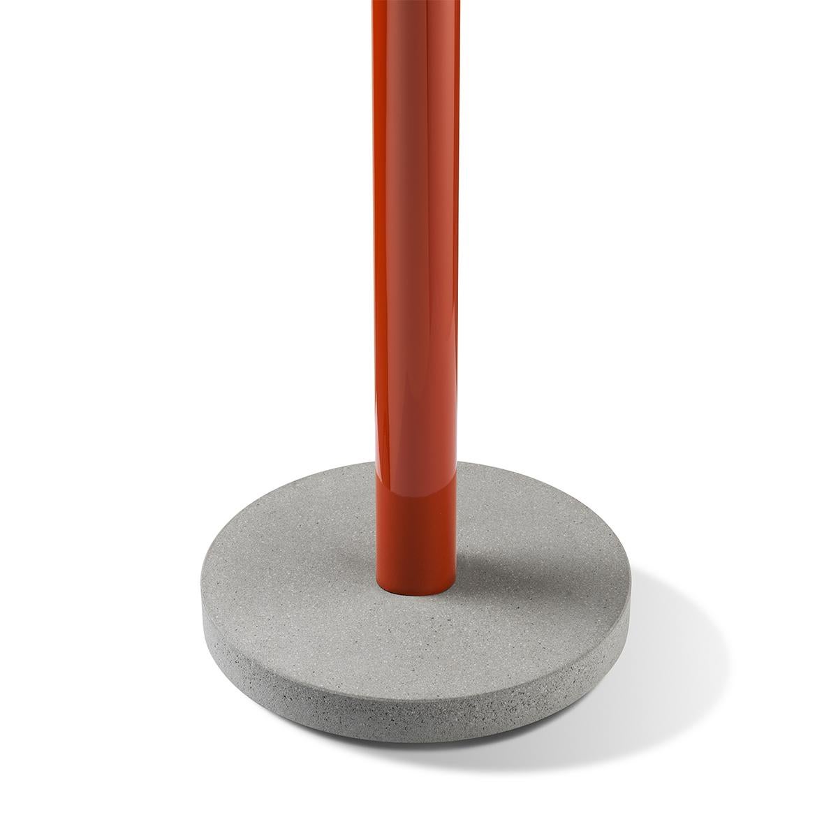 Flos Bellhop Stehlampe mit rotem Gehäuse und weißem Diffusor (Moderne) im Angebot