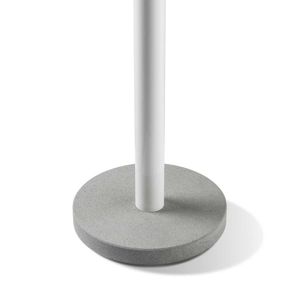 Flos Bellhop Stehlampe mit weißem Gehäuse und grauem Diffusor (Moderne) im Angebot