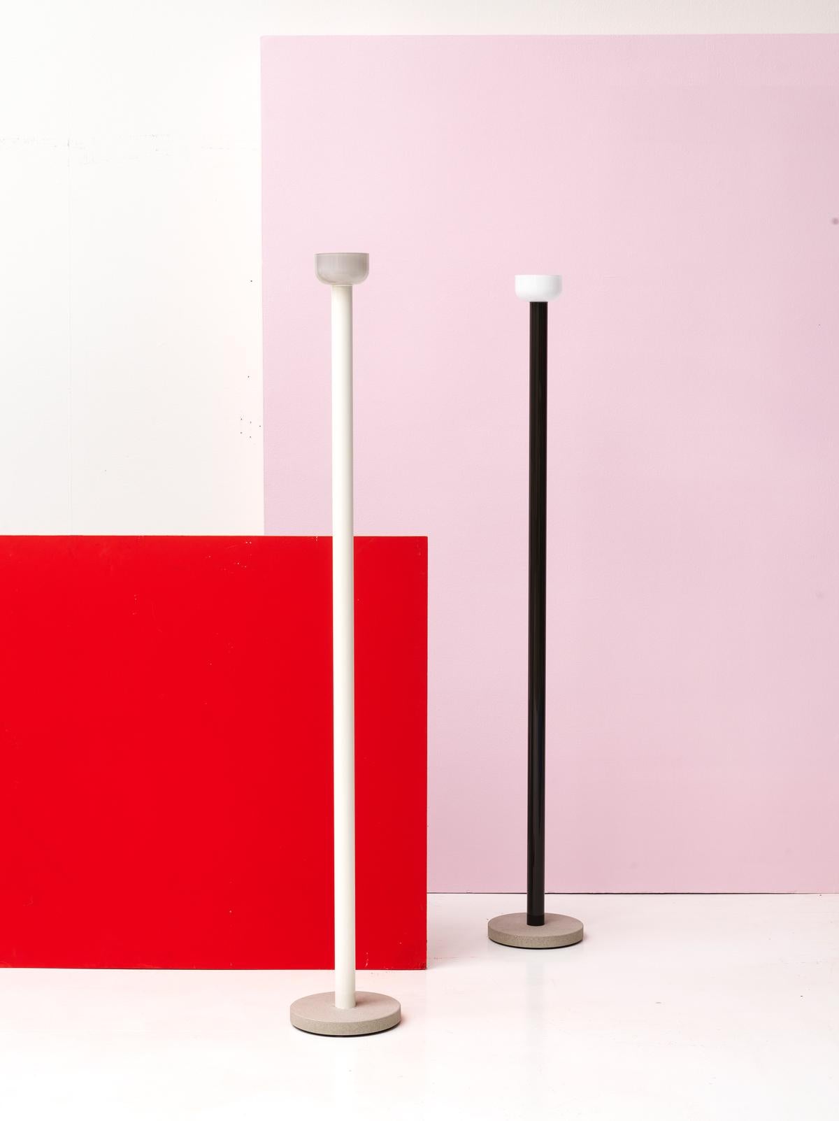 Flos Bellhop Stehlampe mit weißem Gehäuse und grauem Diffusor im Zustand „Hervorragend“ im Angebot in Brooklyn, NY