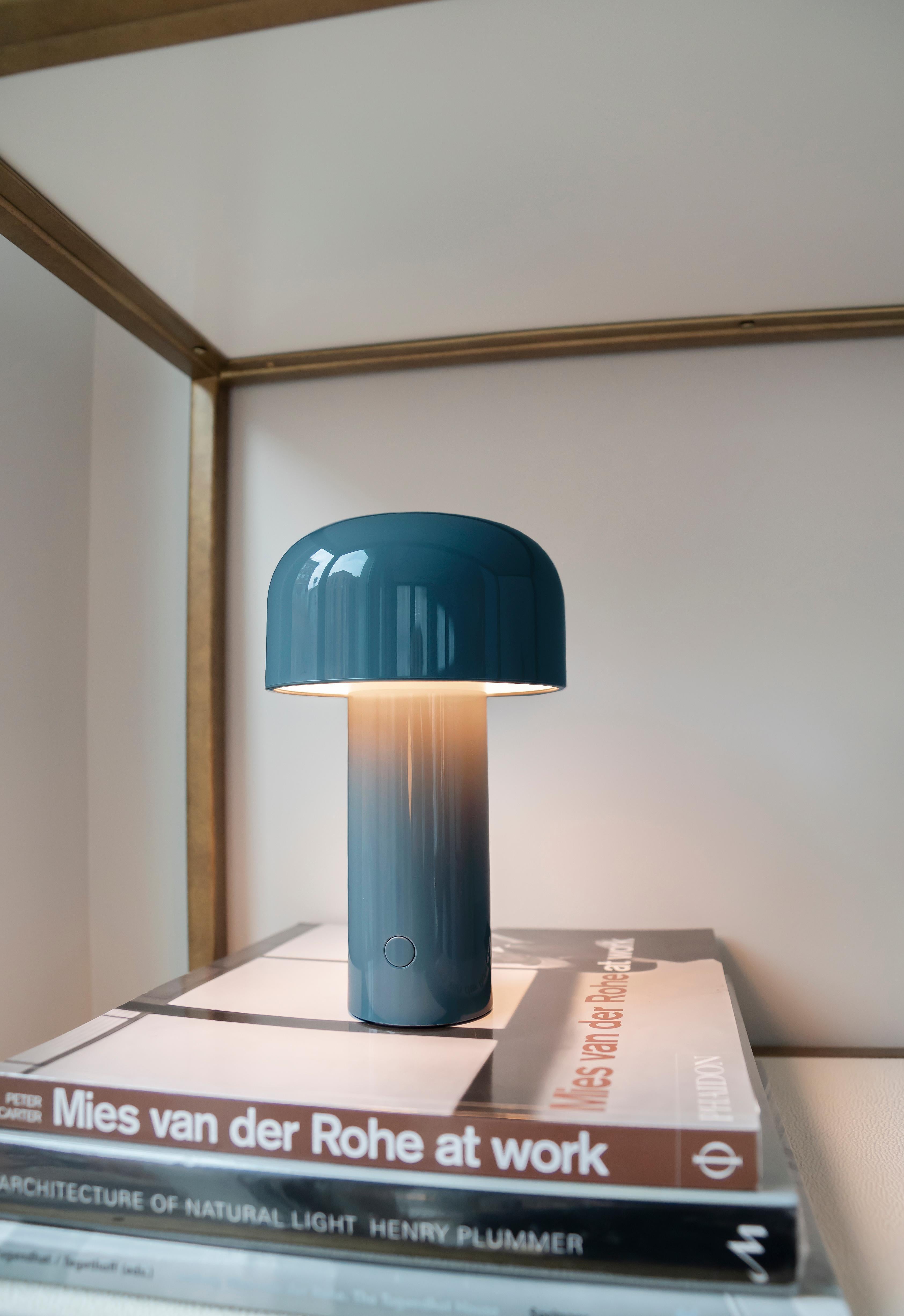 Moderne Lampe de bureau ou de table portable rechargeable Bellhop gris-bleu pour FLOS en vente