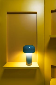 Bellhop Tragbare Wireless-Schreibtisch- oder Tischlampe für FLOS, grau-blau, Porzellan