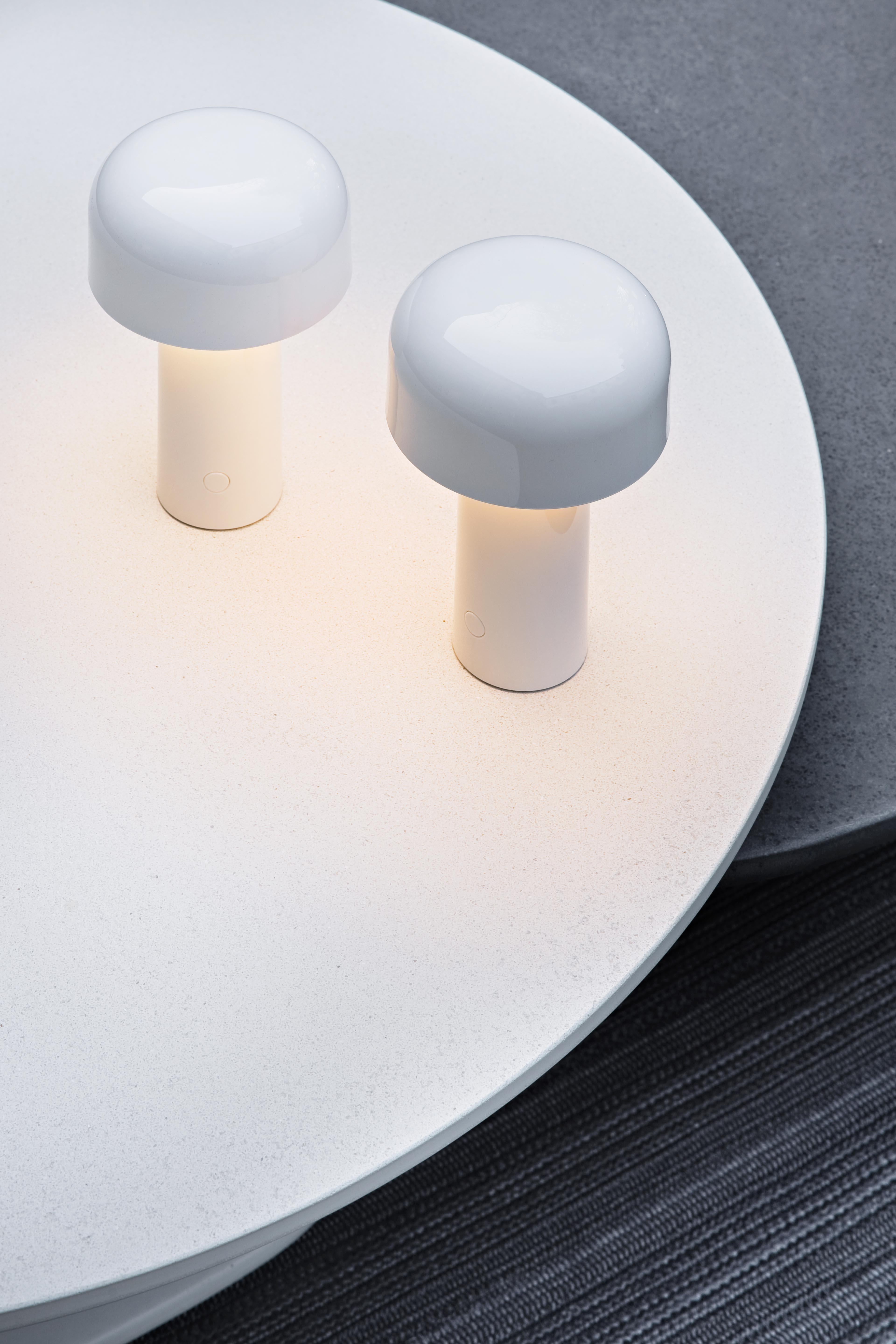 Moderne Bellhop Lampe de bureau ou de table sans fil:: portable et rechargeable:: blanche:: pour FLOS en vente