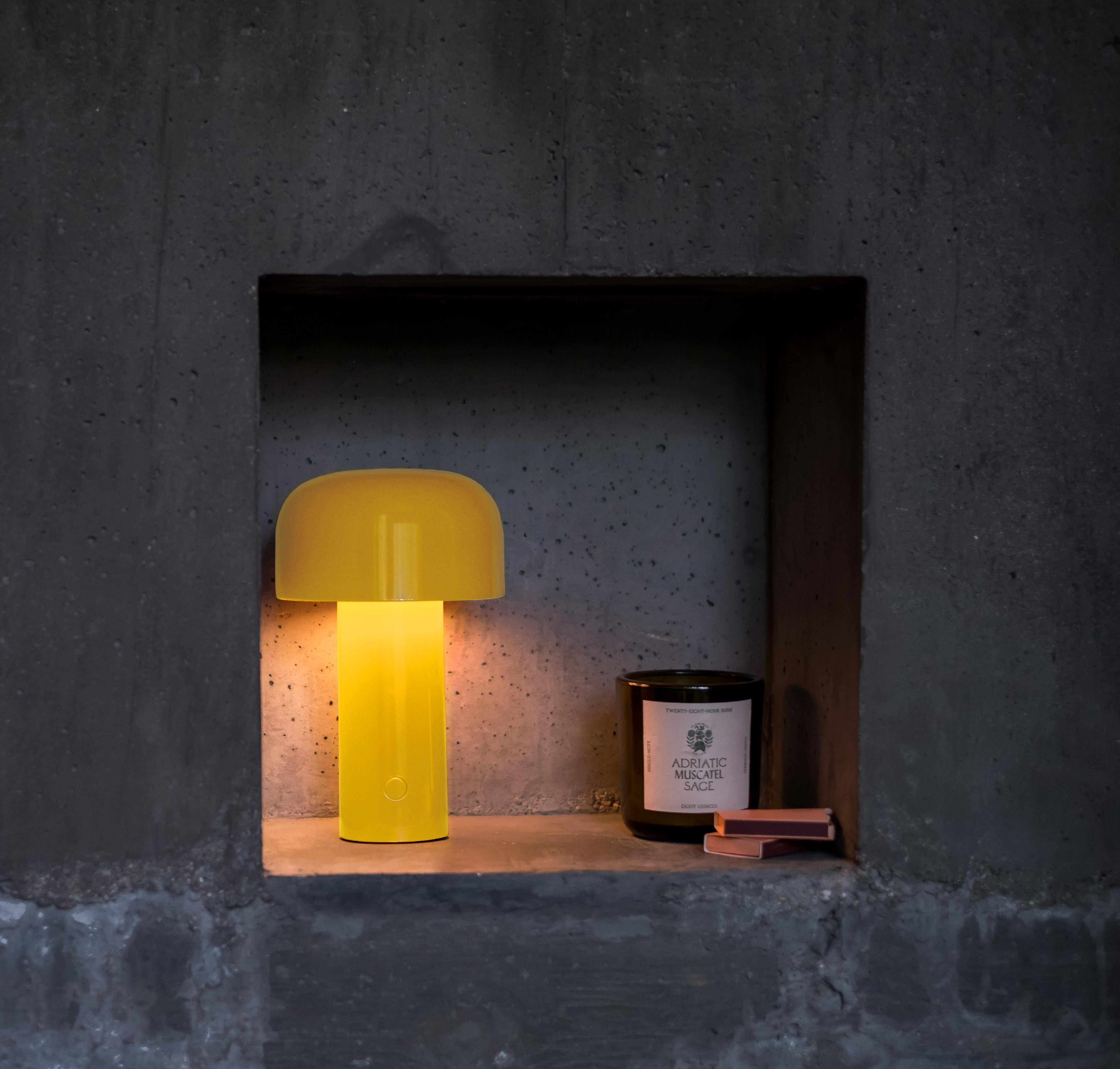 Moderne Lampe de bureau ou de table portable rechargeable jaune Bellhop pour FLOS en vente