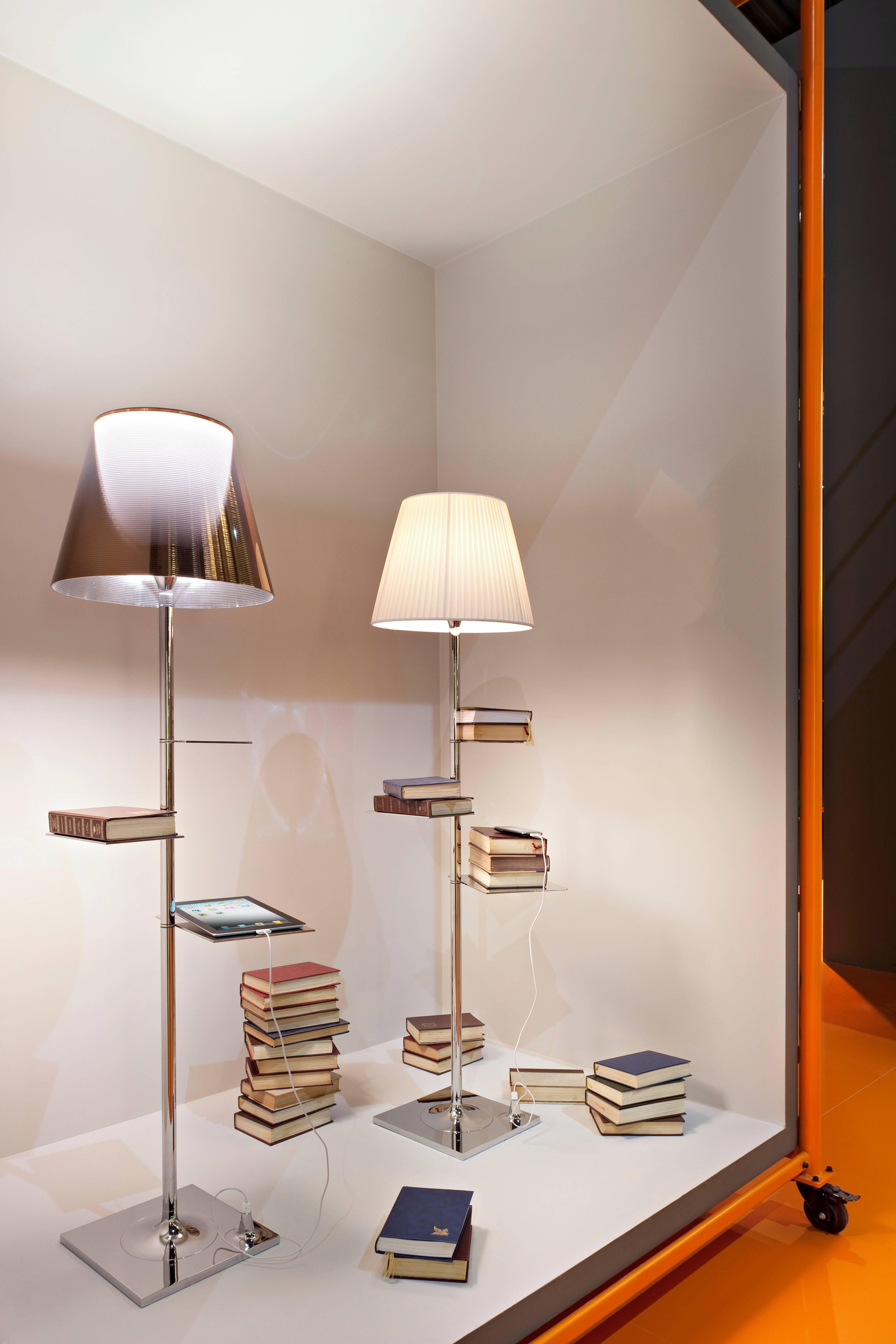 Moderne Lampadaire chromé de la Bibliothèque nationale FLOS avec abat-jour en bronze, Philippe Starck en vente