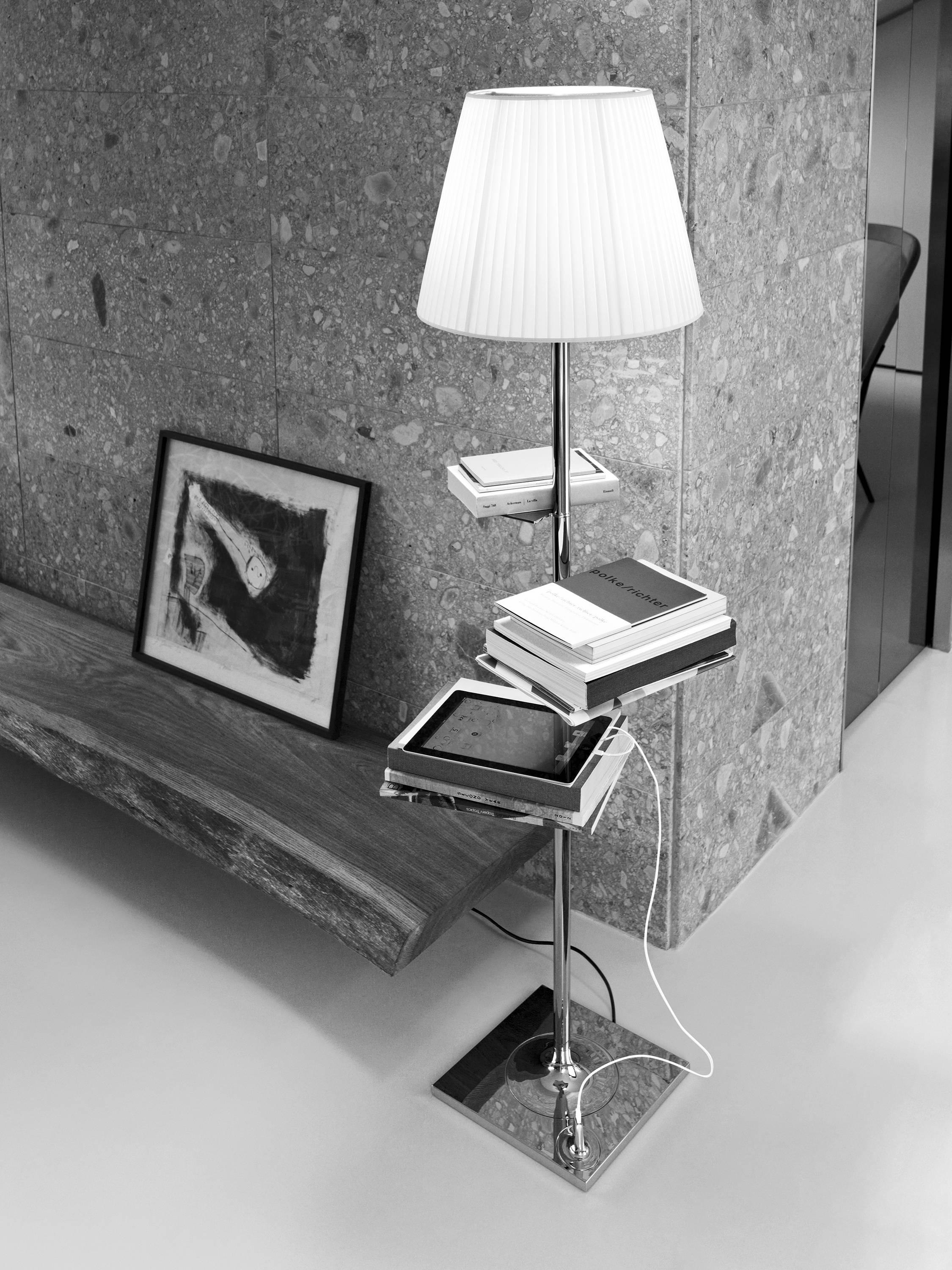 italien Lampadaire chromé de la Bibliothèque nationale FLOS avec abat-jour transparent, Philippe Starck en vente