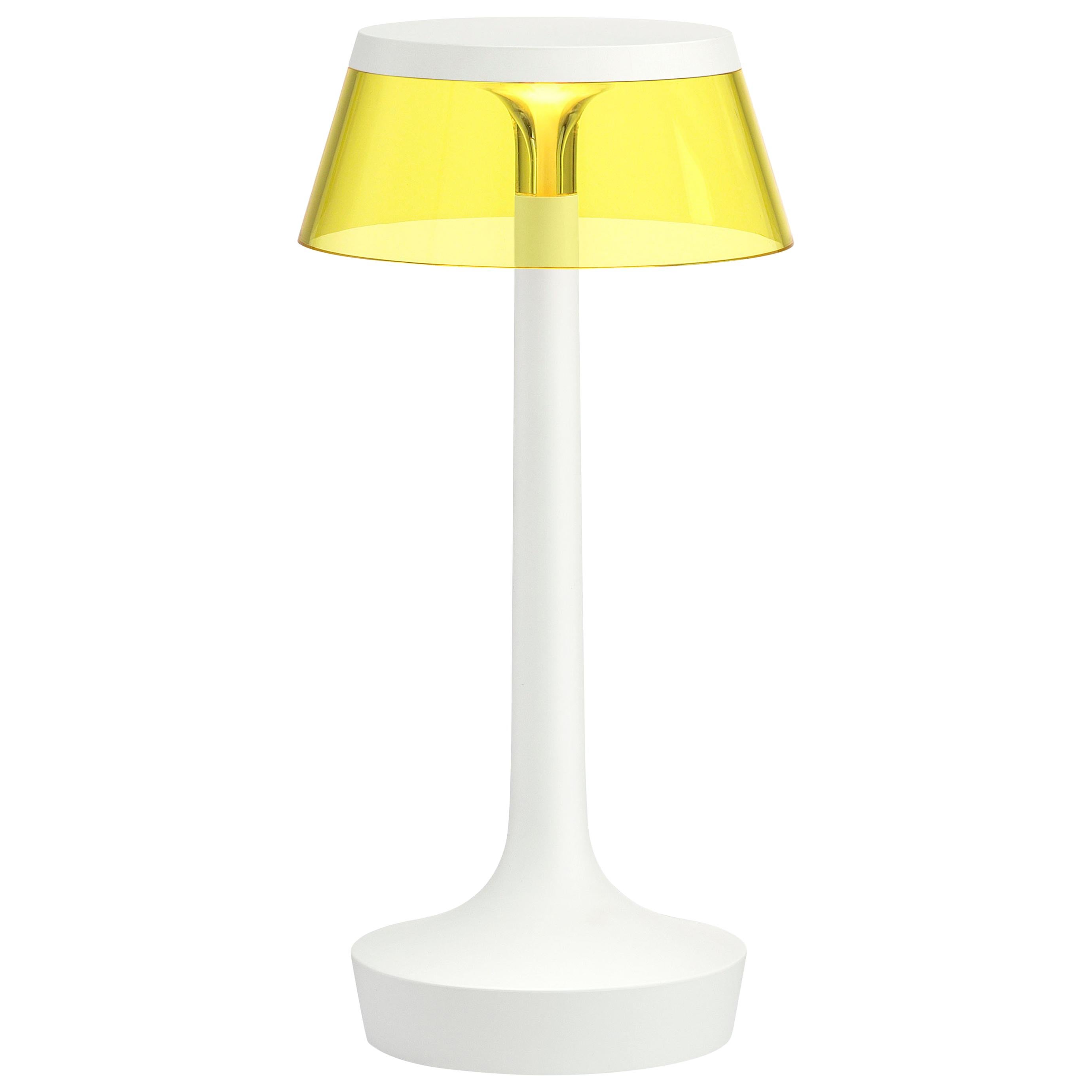 FLOS Bon Jour, weiße Lampe ohne Glühbirne mit gelber Krone von Philippe Starck