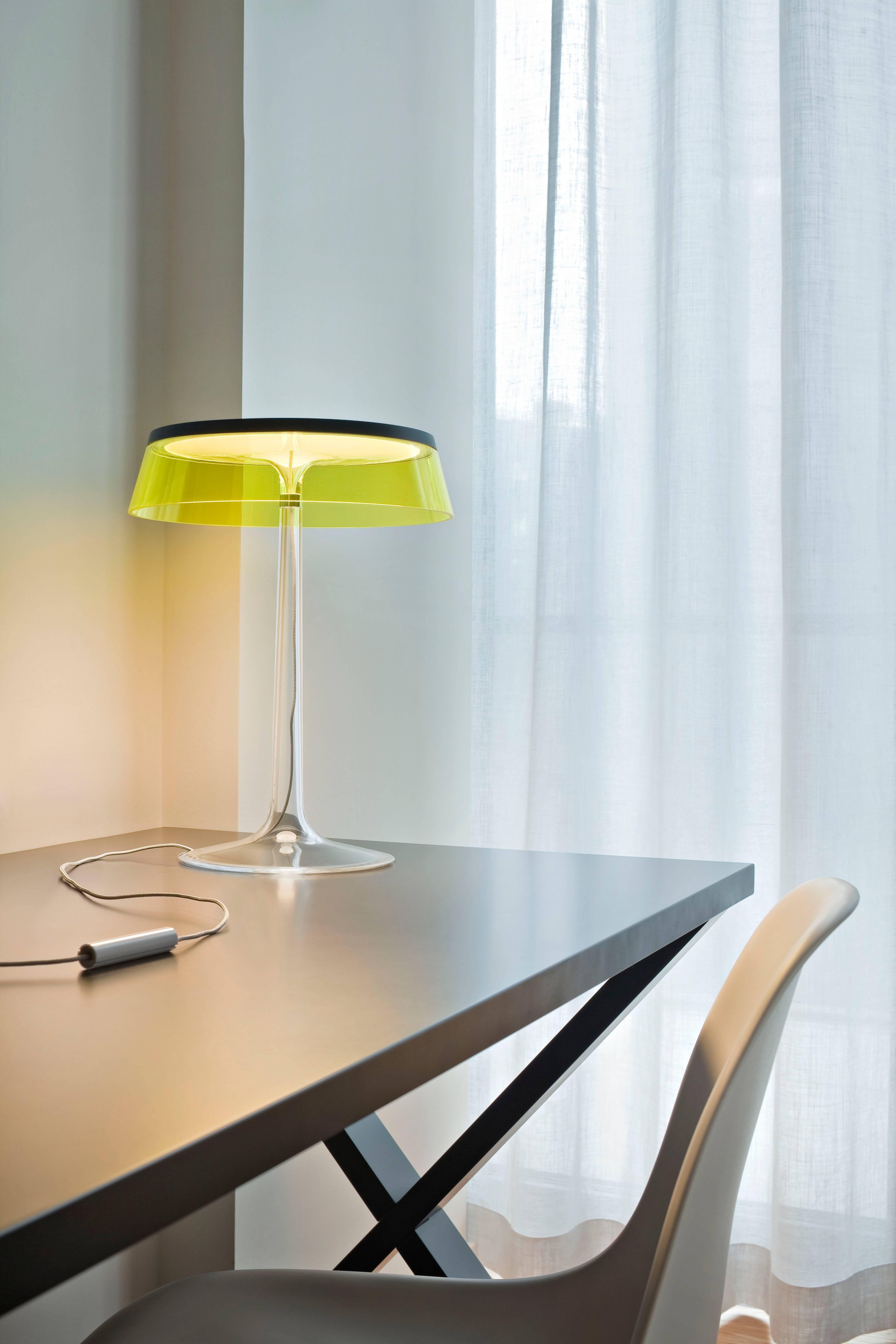 italien Lampe de bureau FLOS Bon Jour blanche avec couronne jaune par Philippe Starck en vente