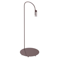 Lámpara de pie de exterior Flos Caule 2700K Modelo 3 en marrón oscuro con pantalla Nest