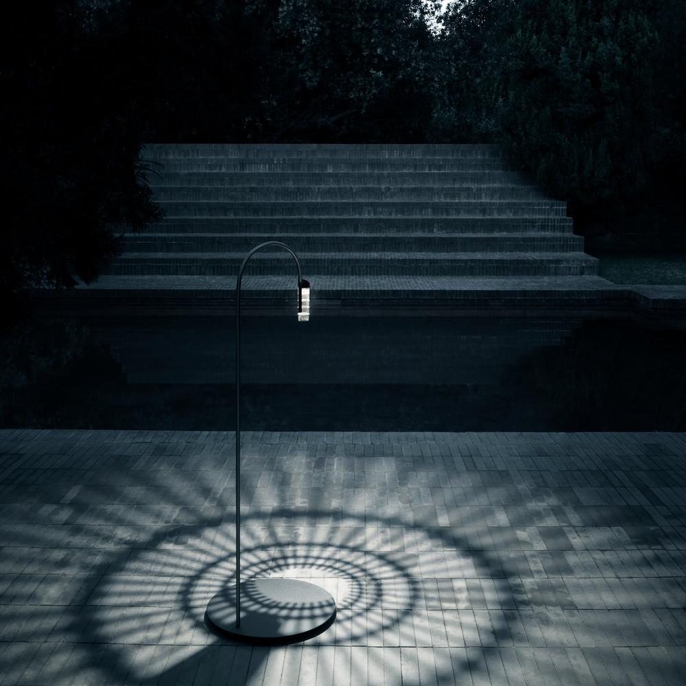 Lampada da terra per esterni Flos Caule 3000K Model 1 in nero con paralume regolare In condizioni Nuovo in vendita a Brooklyn, NY
