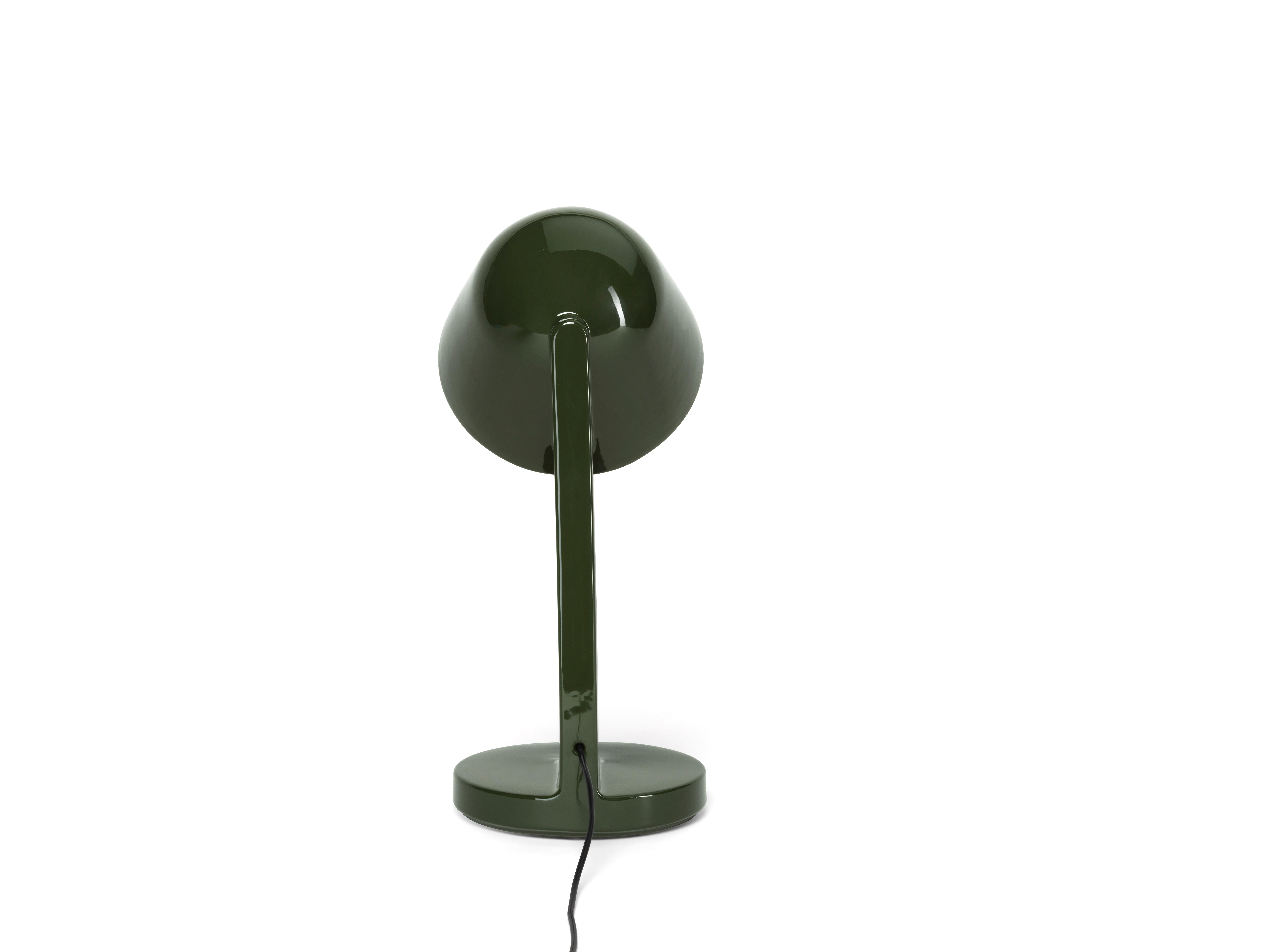 Conçue par Ronan Bouroullec, Céramique est une famille de lampes qui met l'accent sur la qualité d'exécution du matériau.
Céramique est la nouvelle collection de luminaires conçue par Ronan Bouroullec pour Flos, composée de trois éléments de table
