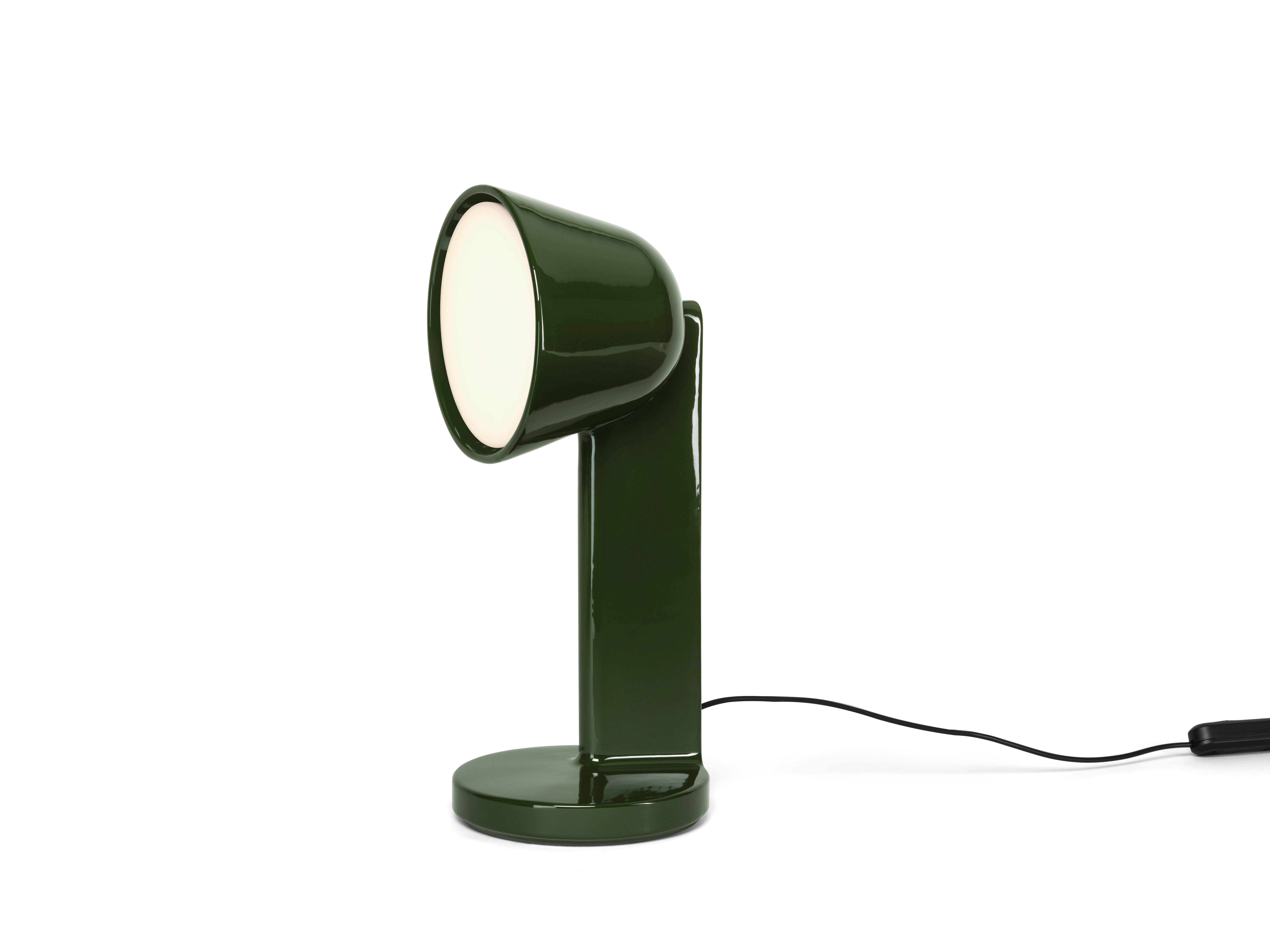 Conçue par Ronan Bouroullec, Céramique est une famille de lampes qui met l'accent sur la qualité d'exécution du matériau.
Céramique est la nouvelle collection de luminaires conçue par Ronan Bouroullec pour Flos, composée de trois éléments de table