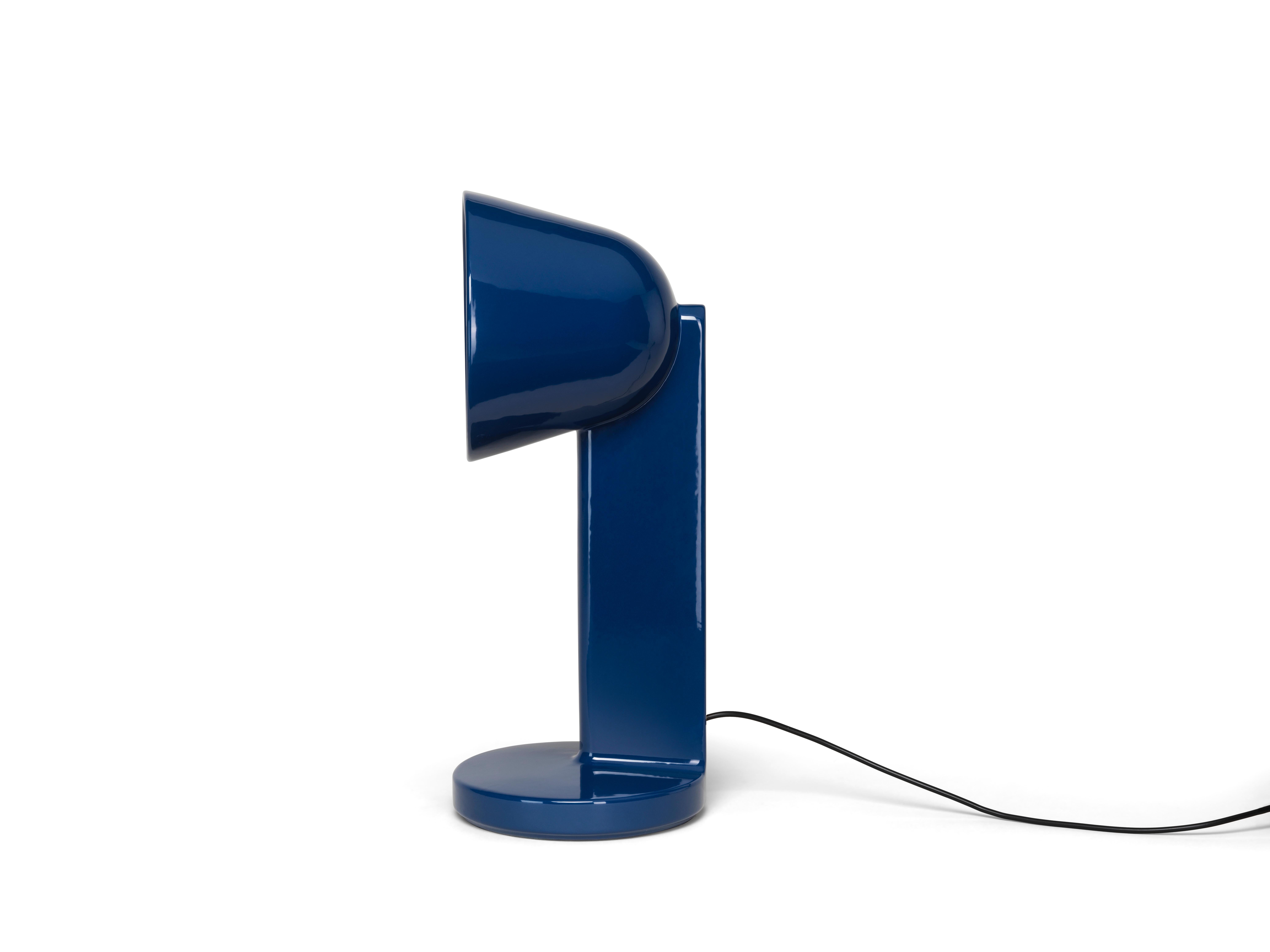 Designed by Ronan Bouroullec, Céramique is a family of lamps that puts the spotlight on the quality of workmanship of the material.
Céramique is the new collection of lights designed by Ronan Bouroullec for Flos, composed of three table elements