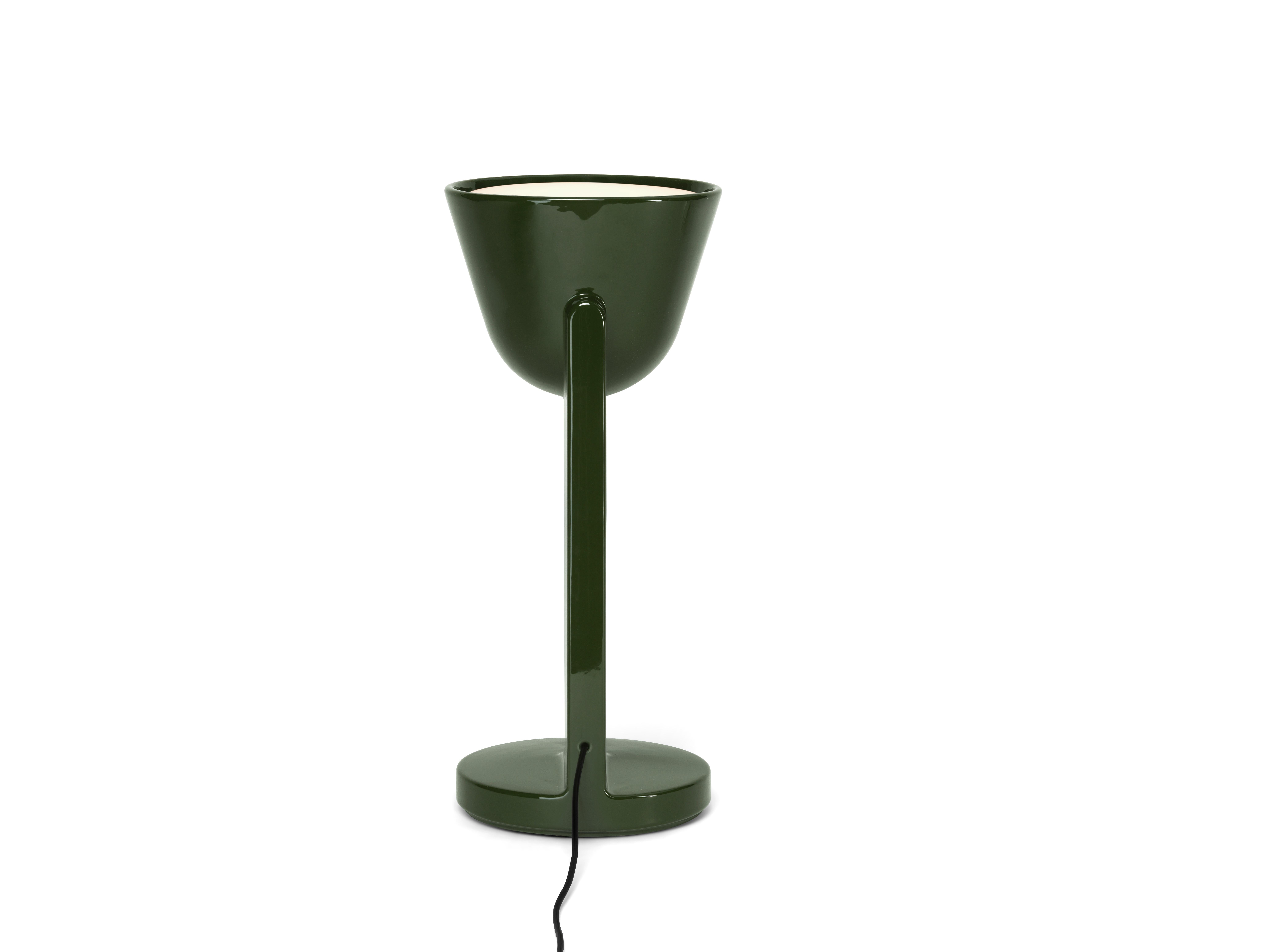 Conçue par Ronan Bouroullec, Céramique est une famille de lampes qui met l'accent sur la qualité d'exécution du matériau.
Céramique est la nouvelle collection de luminaires conçue par Ronan Bouroullec pour Flos, composée de trois éléments de table