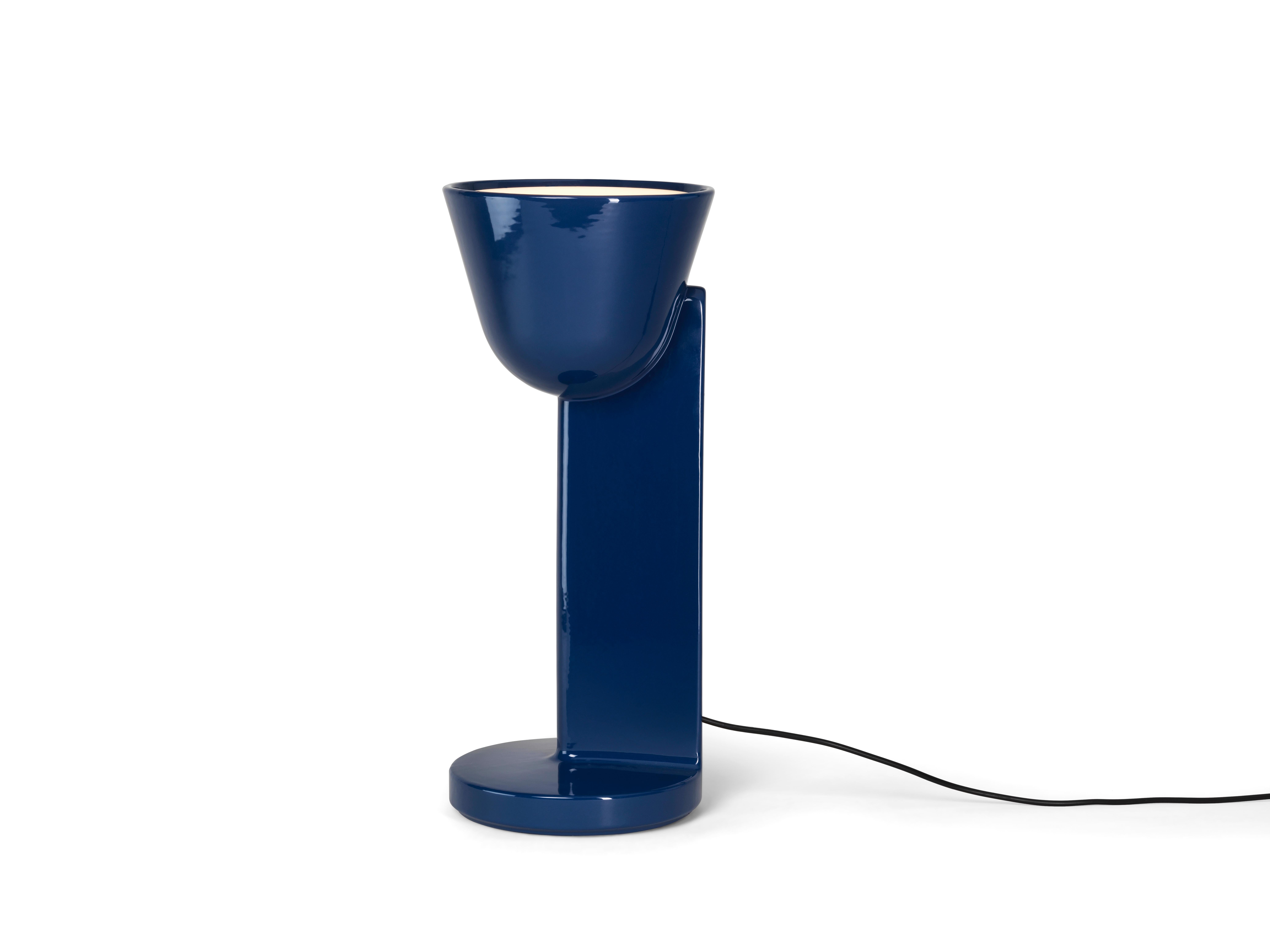 Designed by Ronan Bouroullec, Céramique is a family of lamps that puts the spotlight on the quality of workmanship of the material.
Céramique is the new collection of lights designed by Ronan Bouroullec for Flos, composed of three table elements