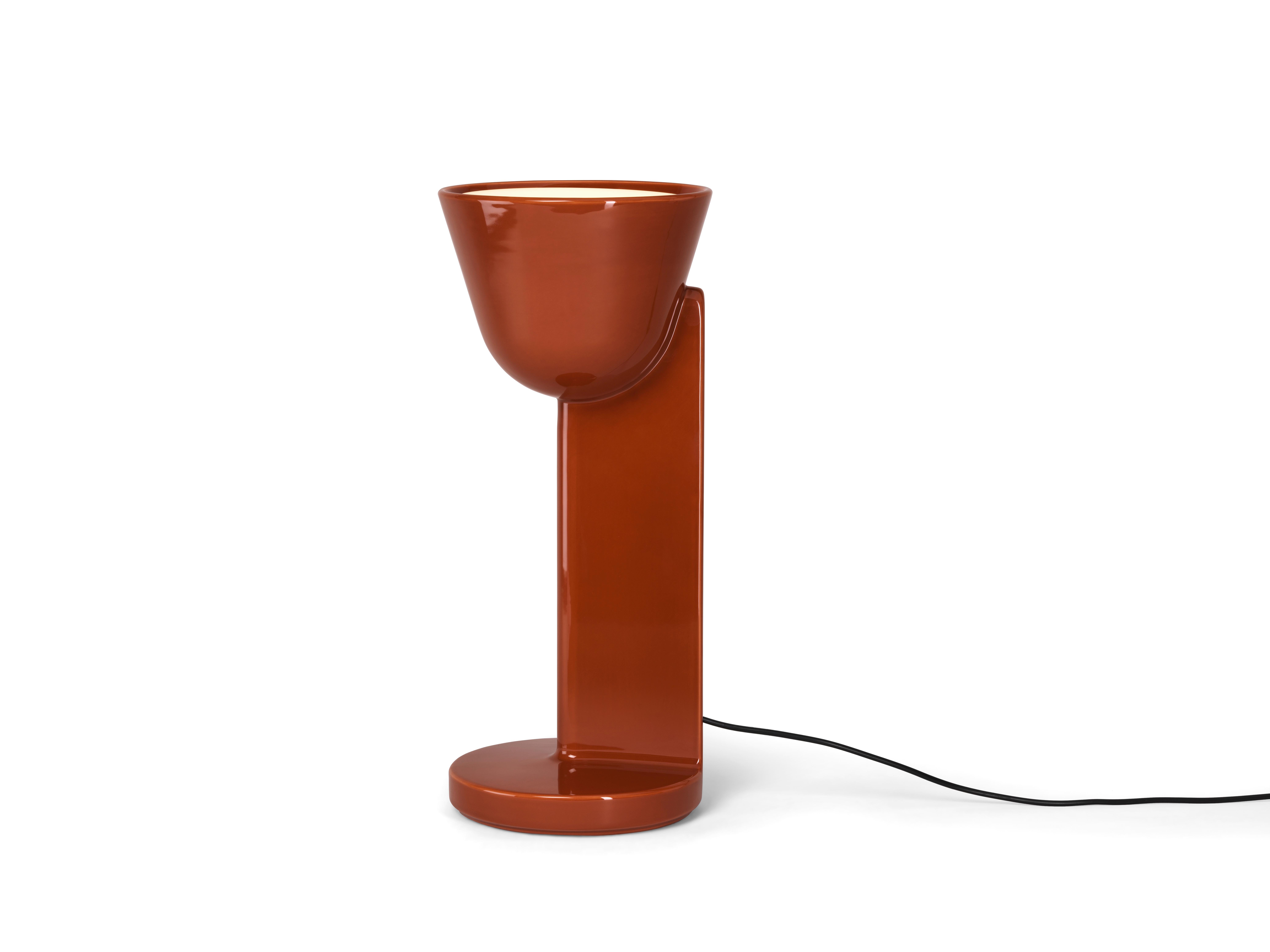 Designed by Ronan Bouroullec, Céramique is a family of lamps that puts the spotlight on the quality of workmanship of the material.
Céramique is the new collection of lights designed by Ronan Bouroullec for Flos, composed of three table elements