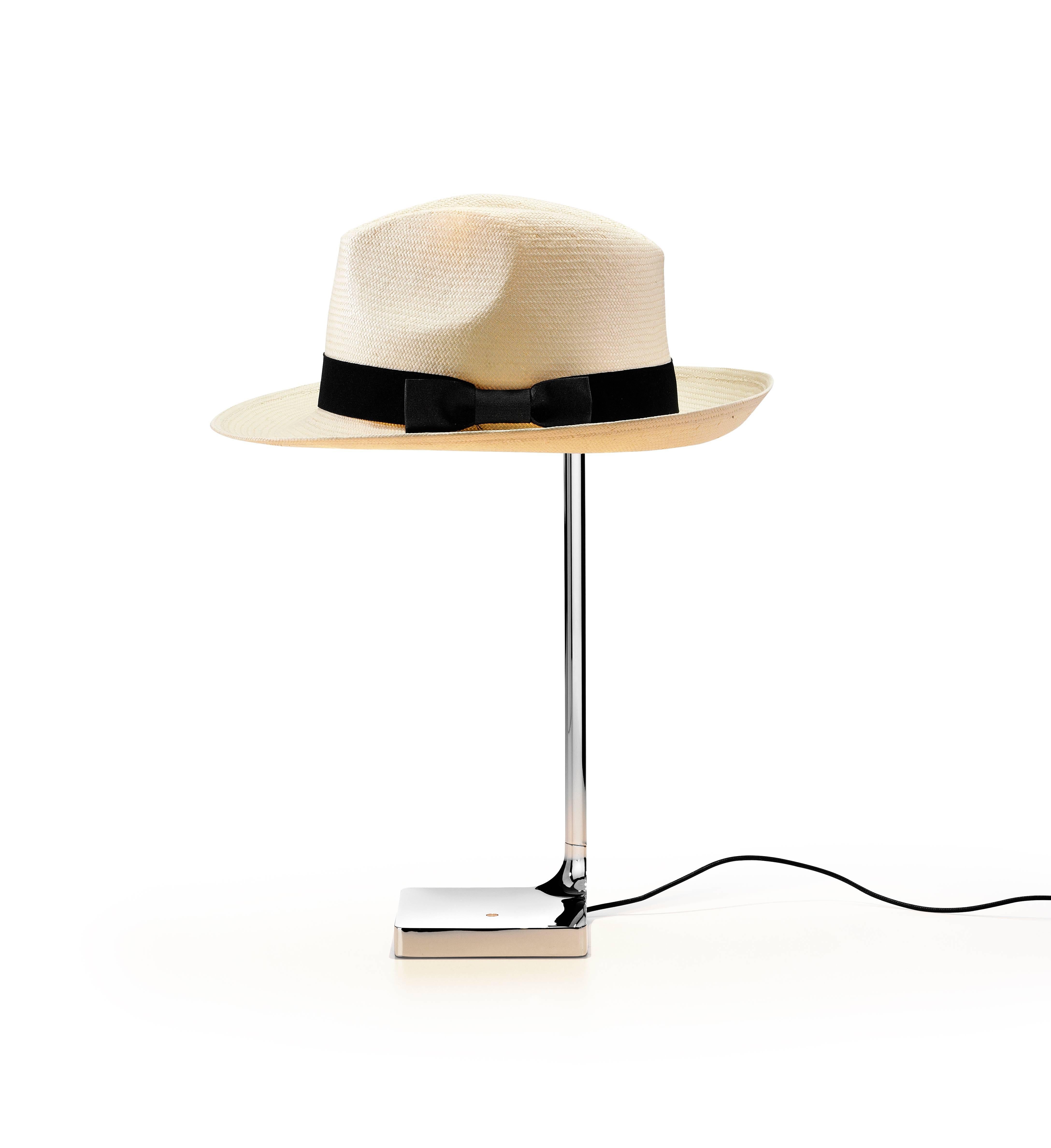 You’ve seen it in old Hollywood movies: the debonair hero enters a room and tosses his hat onto a stand. It’s seductive, swanky, and masculine. With the Chapo, designer Philippe Starck plays with that idea in a creation that is equal parts light and