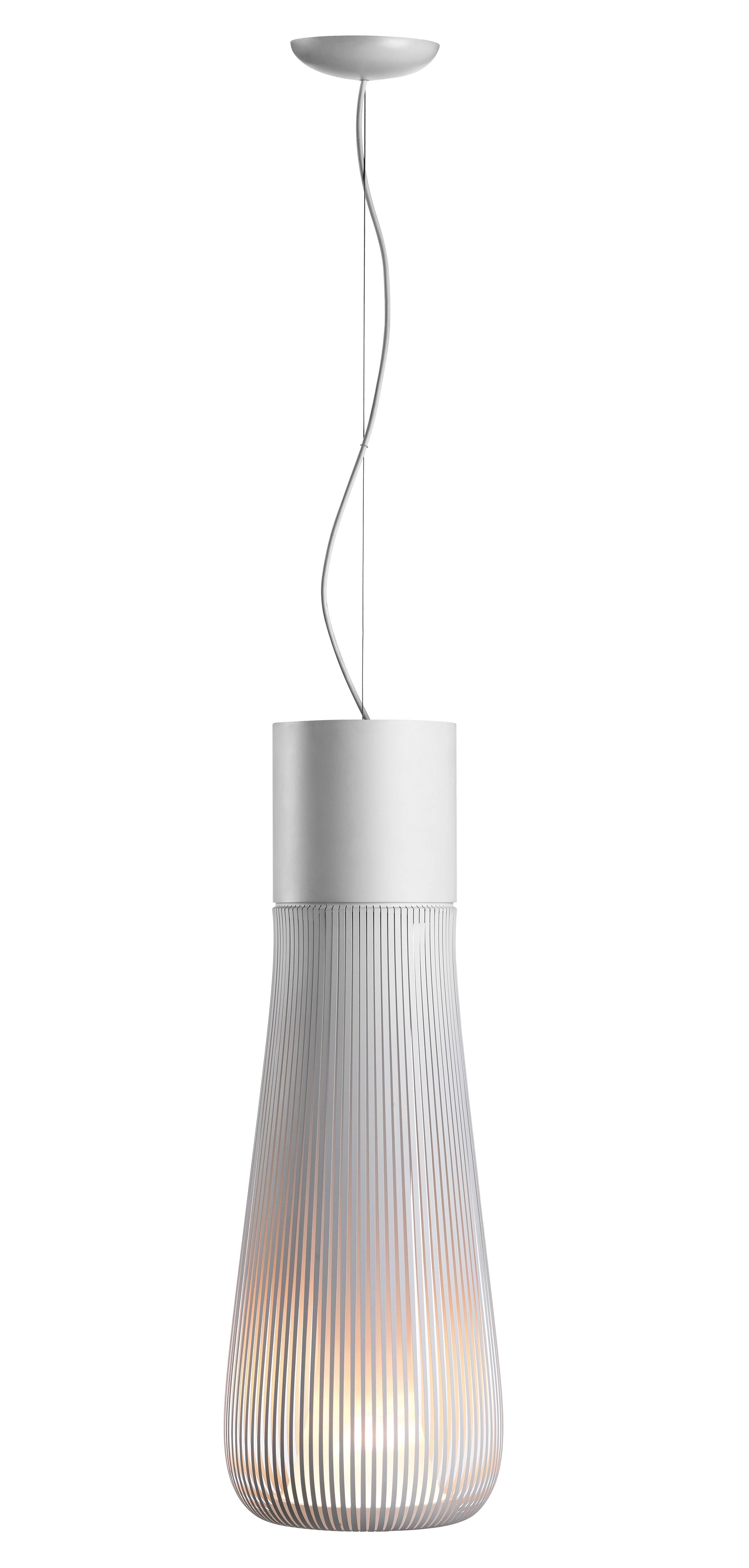 La lampada a sospensione Chasen, un'incredibile illusione della pluripremiata designer Patricia Urquiola, incanta con un'inaspettata presentazione di luce diffusa. Il diffusore è in borosilicato e il corpo è in acciaio inox fotoinciso chimicamente,