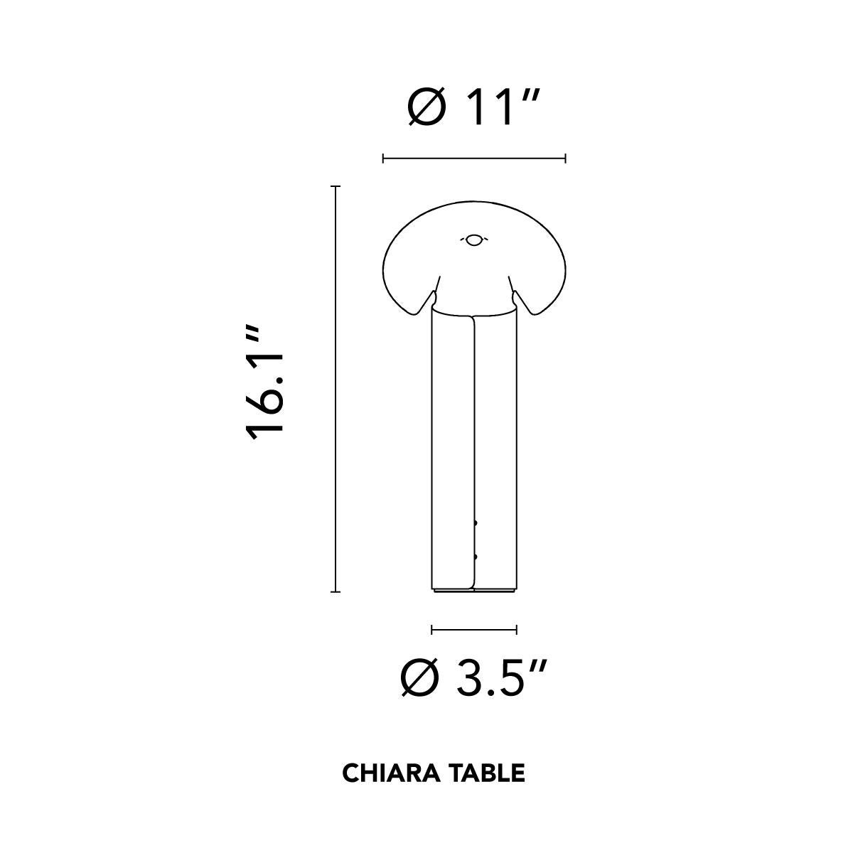 La lampe Chiara, conçue par Mario Bellini pour Flos en 1969, est un modèle emblématique formé d'une simple feuille d'acier inoxydable poli qui a été découpée et roulée en forme de cylindre. Cette structure en forme d'origami cache une source