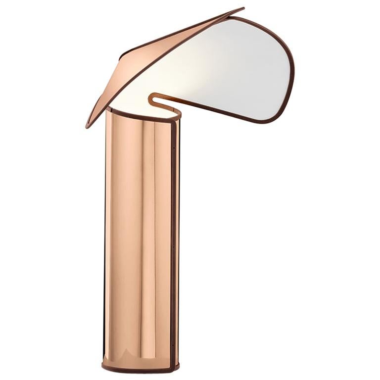 Lampada da tavolo Flos Chiara LED in oro rosa con bordo rosso di Mario Bellini