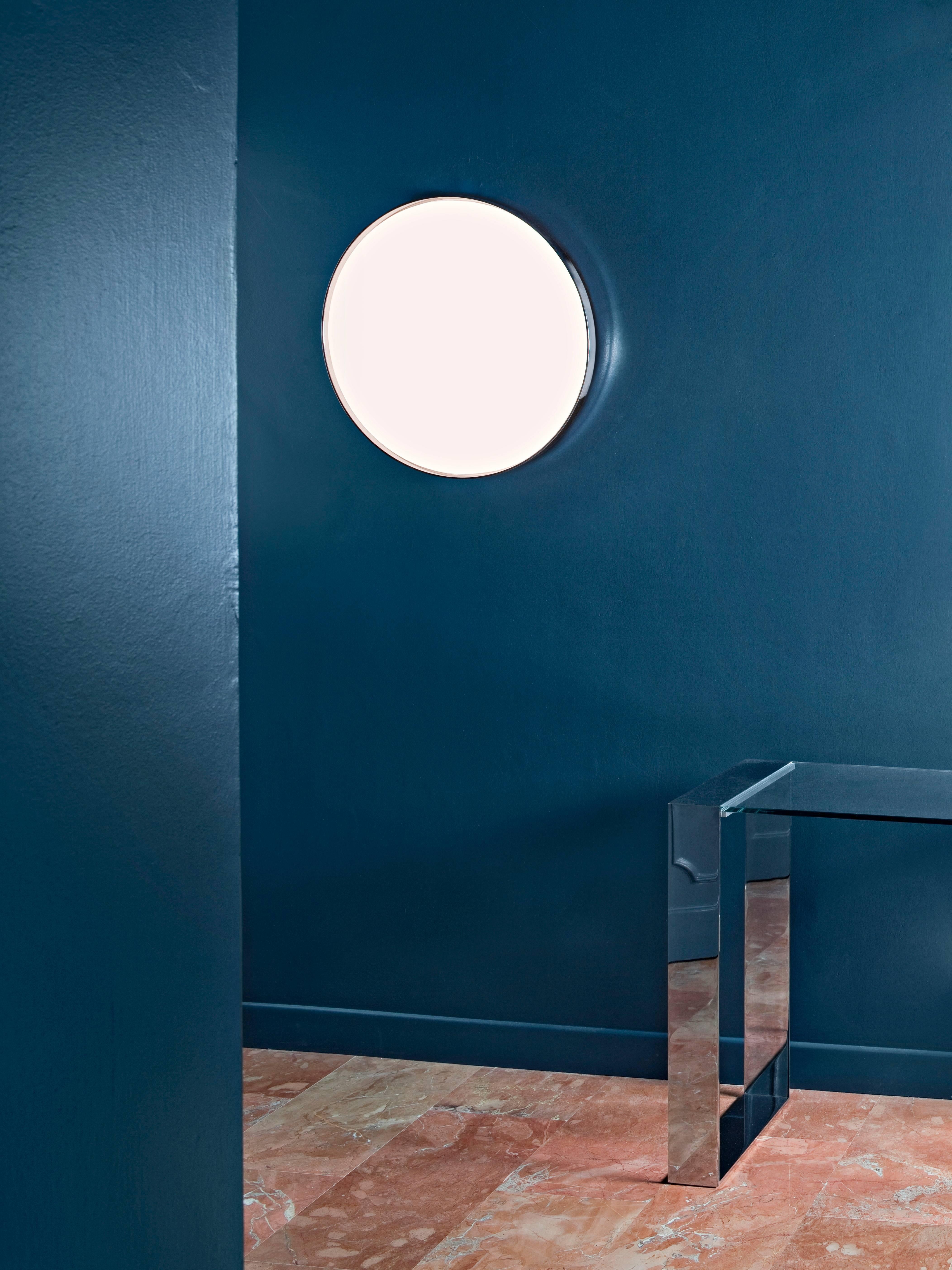 Si simple, et pourtant si brillante : La lampe Clara de Piero Lissoni est un excellent exemple du style minimaliste de l'artiste et de son utilisation intelligente des matériaux. Le diffuseur frontal est fabriqué en PC (polycarbonate) opale moulé