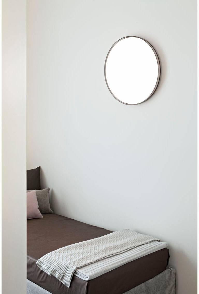 So einfach, und doch so genial: Die Leuchte Clara von Piero Lissoni ist ein hervorragendes Beispiel für den minimalistischen Stil des Künstlers und die intelligente Verwendung von Materialien. Der Frontdiffusor besteht aus hocheffizientem,