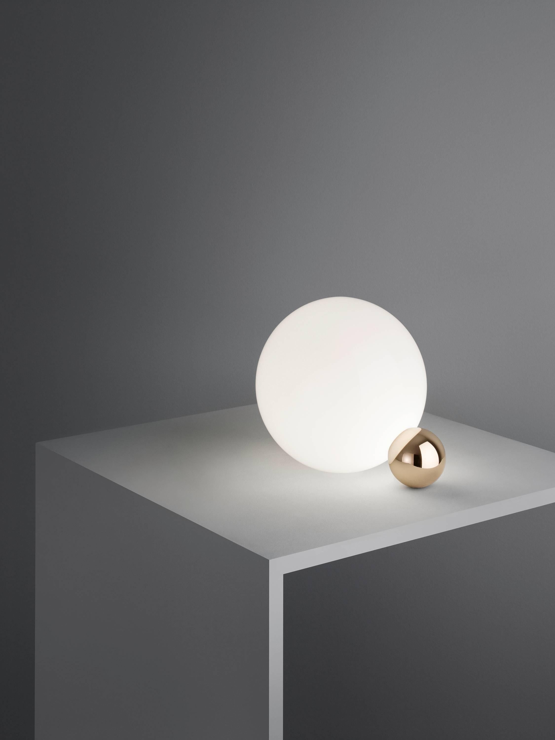 On dit que l'imitation est la forme la plus sincère de flatterie, et avec la lampe de table Copycat, le designer Michael Anastassiades nous montre à quel point elle peut être agréable. Ce luminaire est composé de deux sphères reliées l'une à