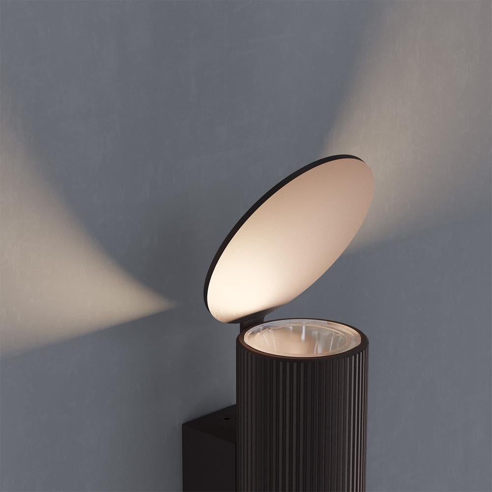 Flos Flauta Riga Large Indoor/Outdoor Wall Sconce in Dark Brown by Patricia Urquiola

Inspired by the shapes of organs and flutes, Flauta's dual spotlights stand out thanks to a small circular reflector that captures and reverberates the light