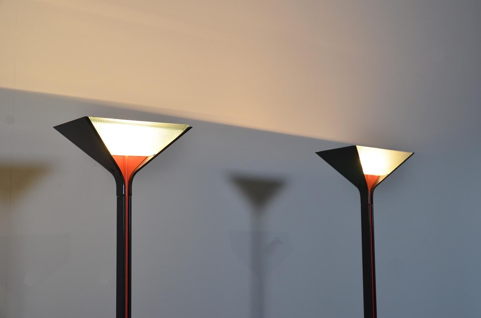 Design by the Italian designers Afra and Tobia Scarpa. Their uplighter Papillona is available in different colors. This one comes in a combination of red and black. The lamp gives a perfect, upwards, diffuse light.