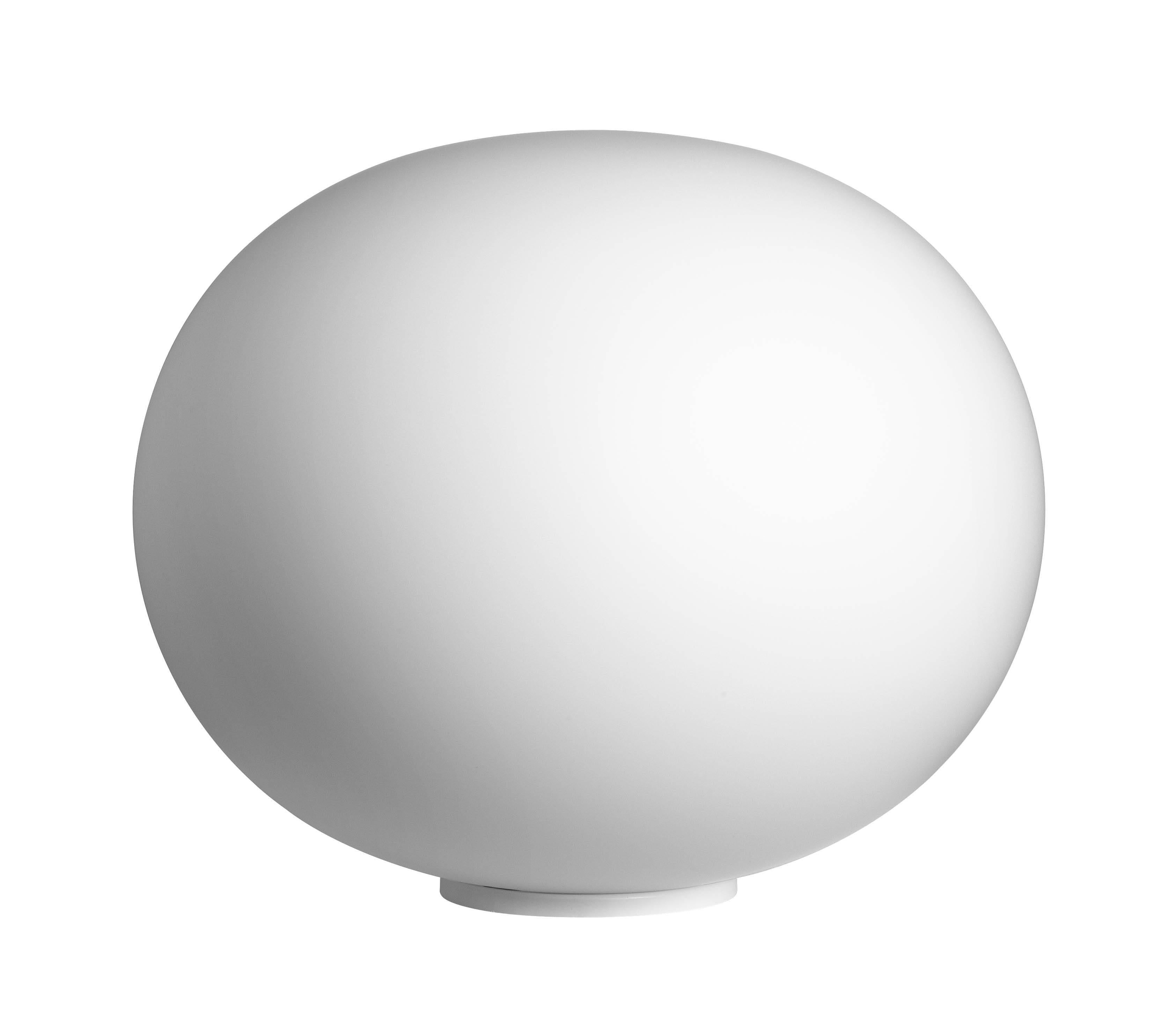 FLOS Glo-Ball Basic 1 lampe de table halogène par Jasper Morrison
Faisant partie de la populaire série Glo Ball, la Glo Ball Basic a été créée en 1998 par l'artiste Jasper Morrison pour évoquer le calme radieux de la pleine lune. Cette lampe de