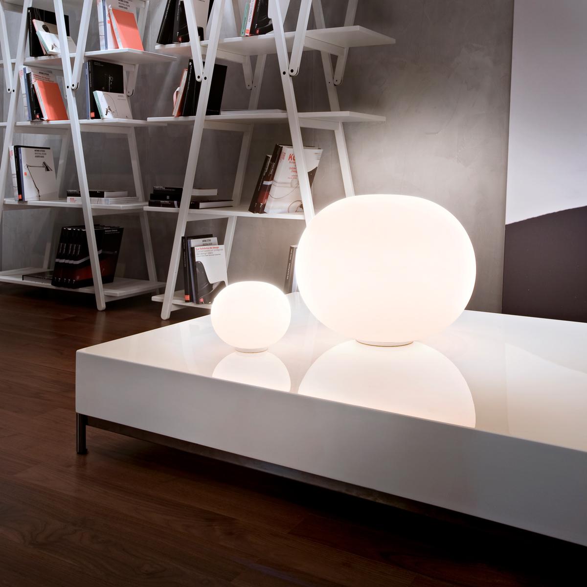 Jasper Morrison Moderne minimalistische Glo-Ball-Glas-Schreibtischlampe für FLOS, auf Lager im Zustand „Neu“ im Angebot in Brooklyn, NY