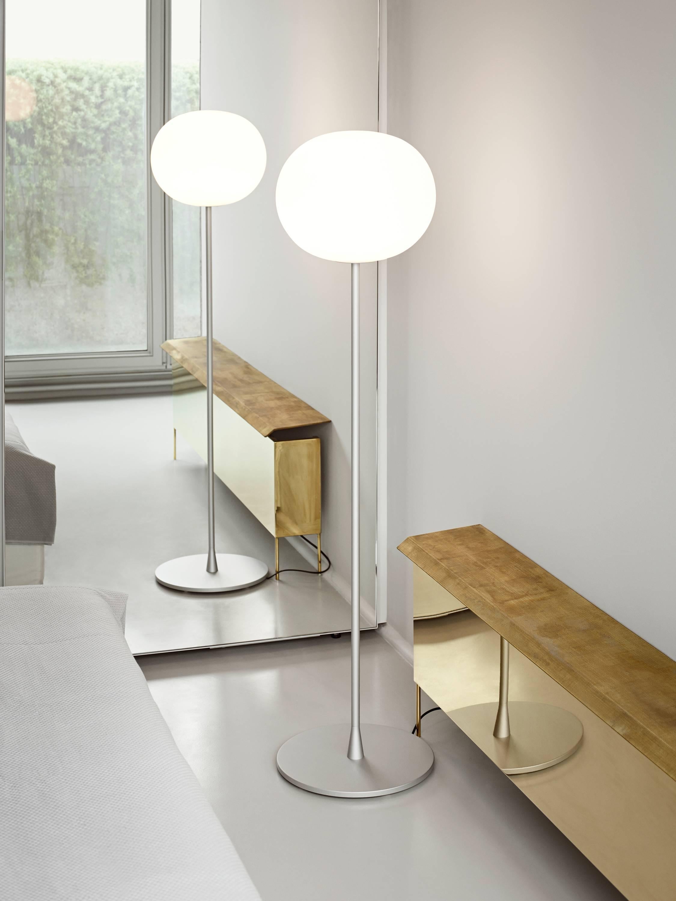 FLOS Glo-Ball F1 Halogen Floor Lamp by Jasper Morrison
Part of the popular Glo Ball series, the Glo Ball-F was created in 1998 by artist Jasper Morrison to invoke the radiant calm of a full moon. This contemporary floor lamp fits naturally into any