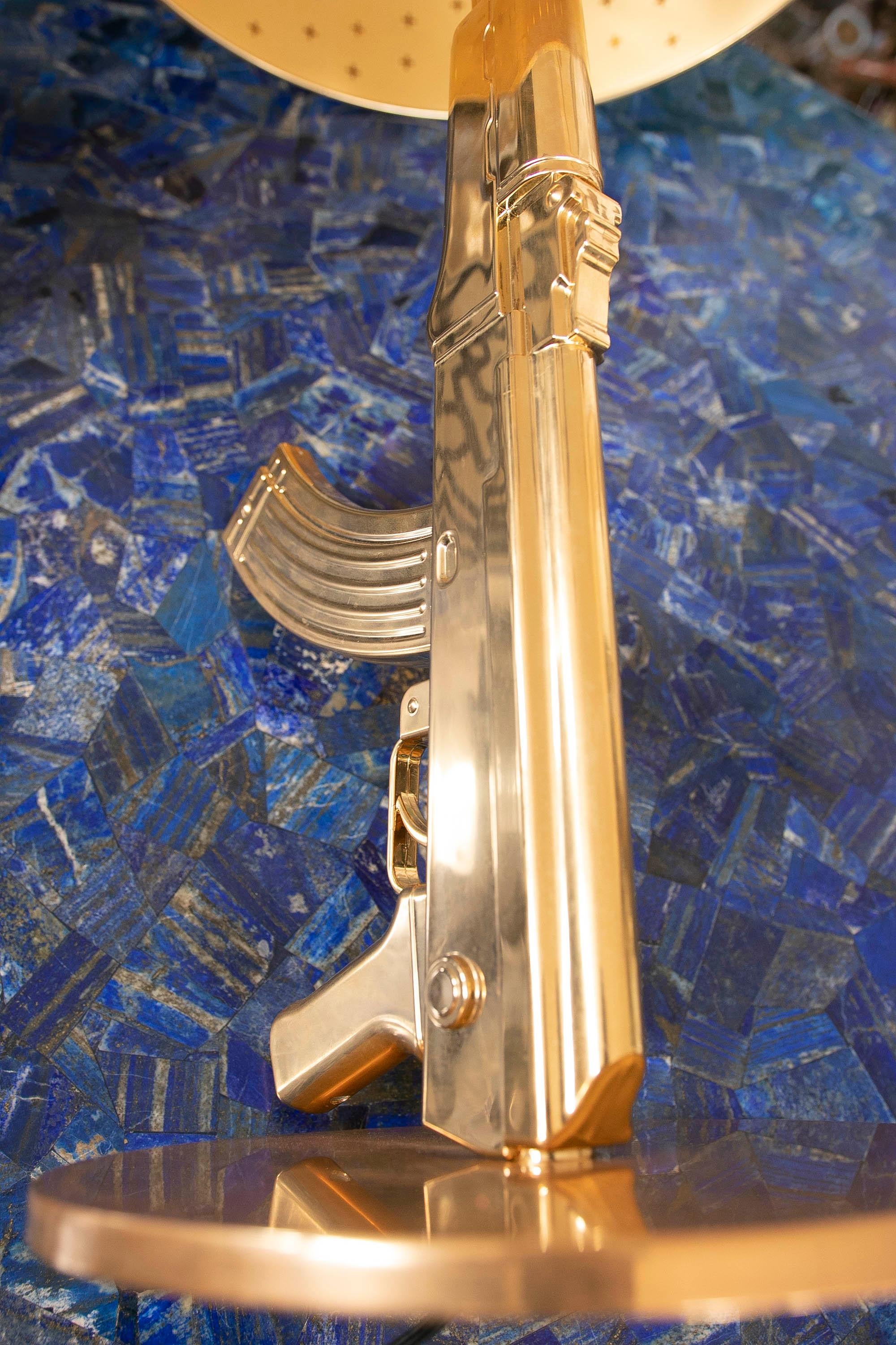 FLOS Guns Collection AK47 Tischleuchte in Gold von Philippe Starck im Angebot 10