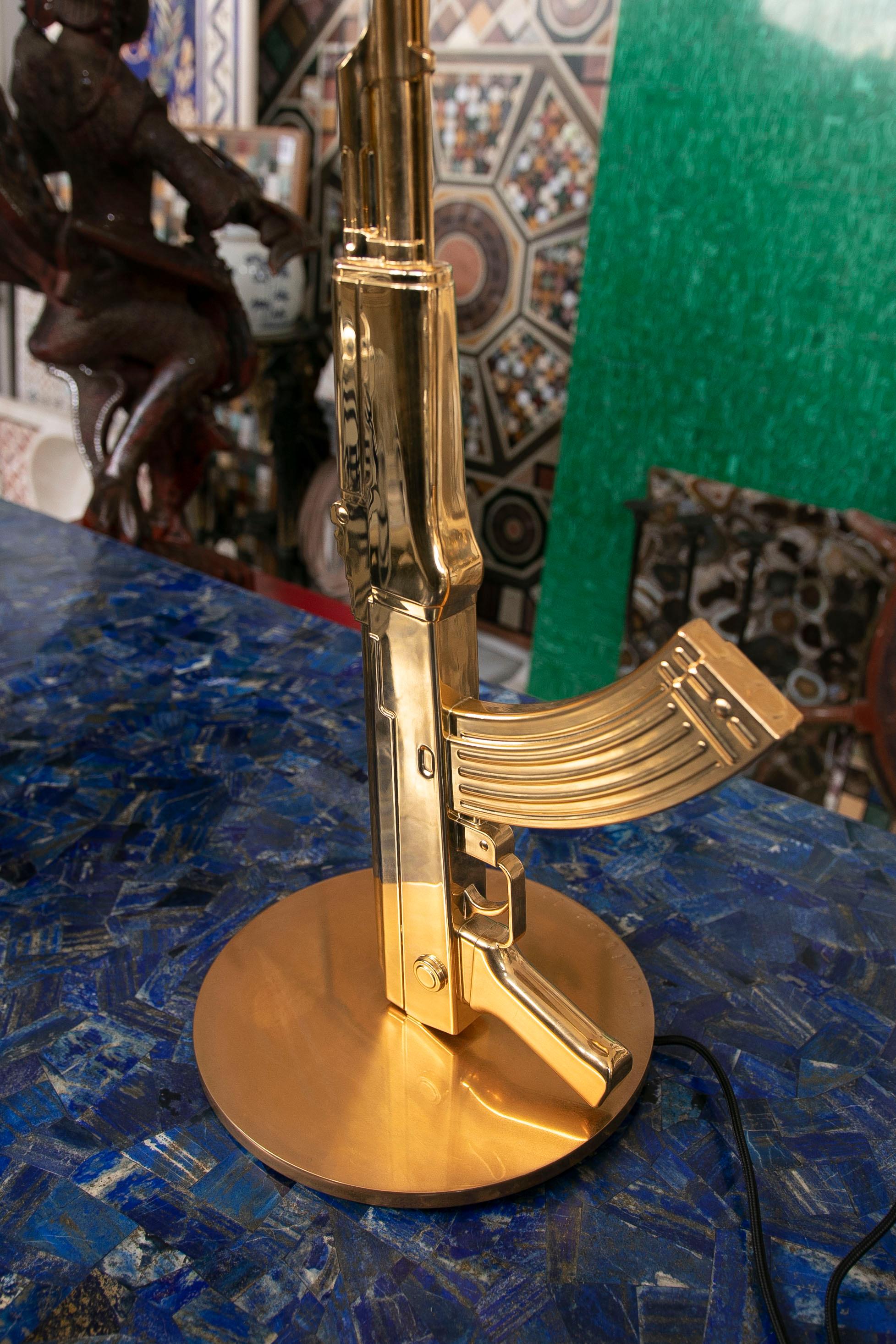 FLOS Guns Collection AK47 Tischleuchte in Gold von Philippe Starck im Zustand „Gut“ im Angebot in Marbella, ES