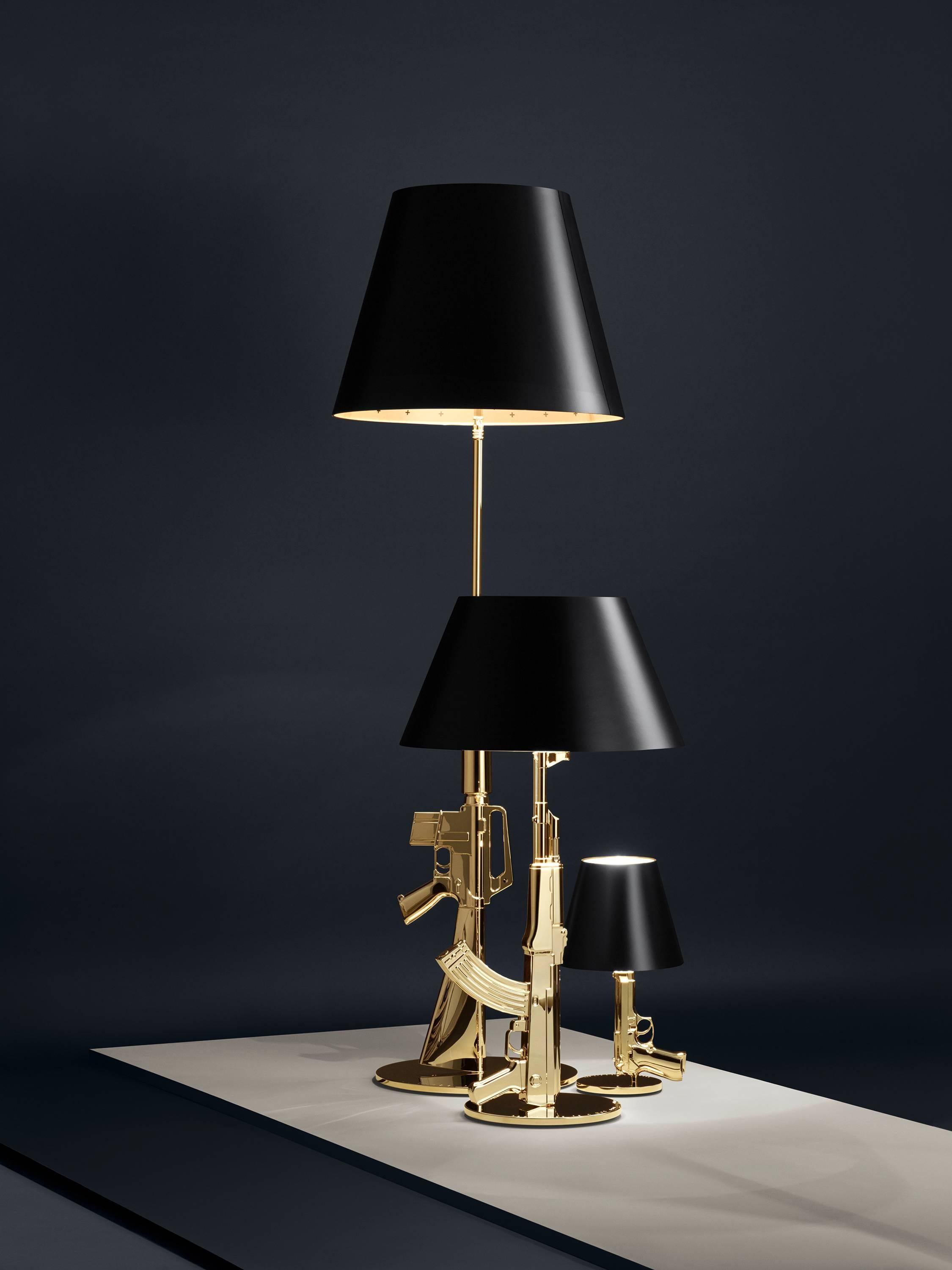 Cette lampe de table élégante et avant-gardiste fait partie de la collection Guns de l'artiste, qui fait une déclaration tout en faisant le bien. 